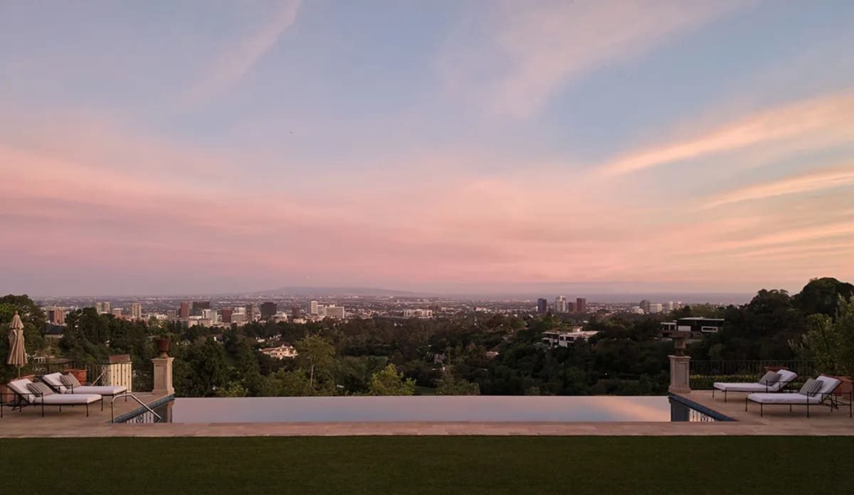 De infinity pool bij de villa in Bel Air met wijngaard