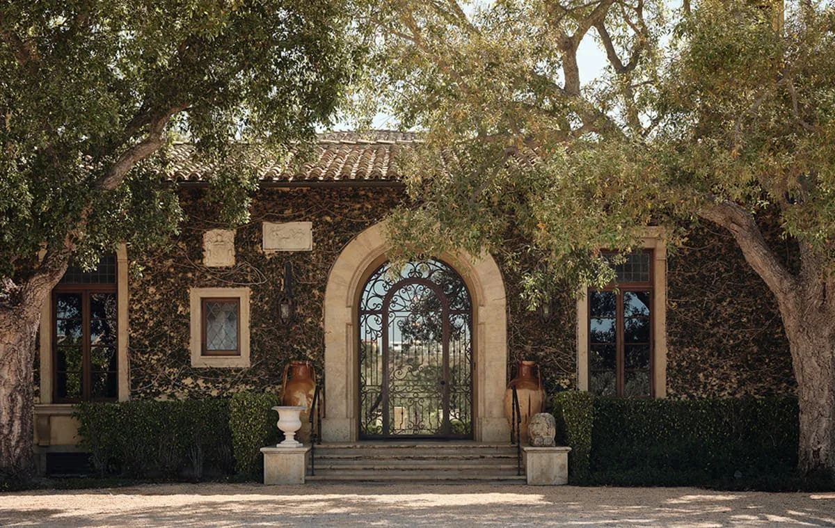 De entree bij de villa in Bel Air met wijngaard