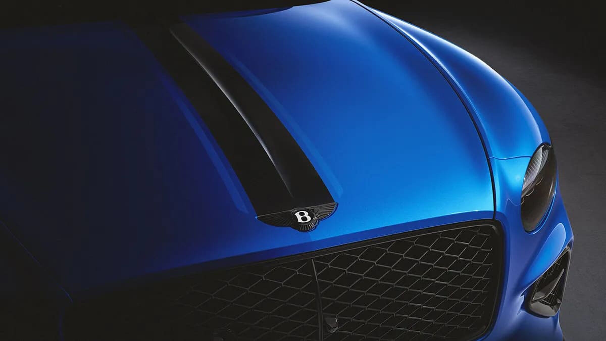 Een detailshot van de blauwe Bentley Continental GTS Mulliner