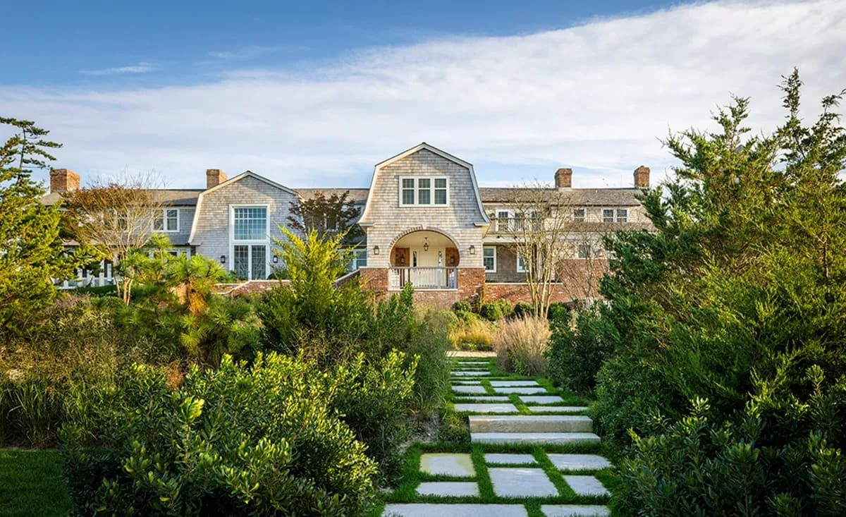 De voorzijde van het voormalige buitenverblijf van Calvin Klein in East Hampton