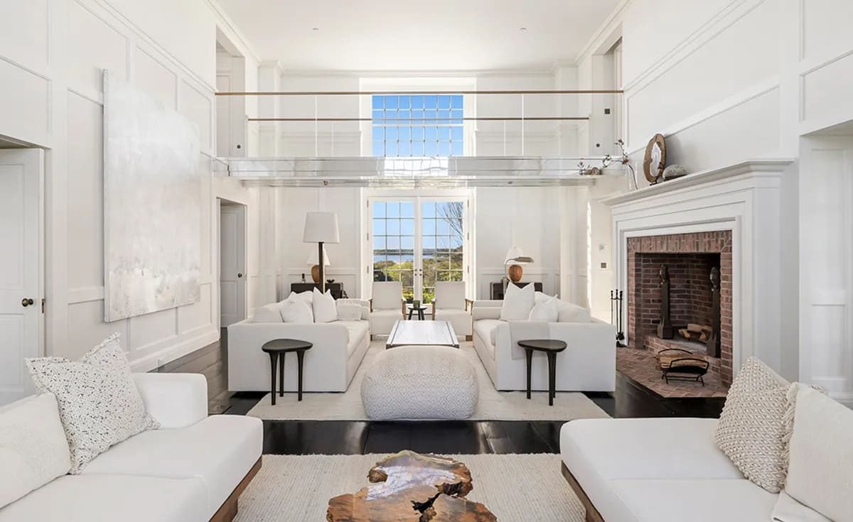 De woonkamer in het voormalige landgoed van Calvin Klein