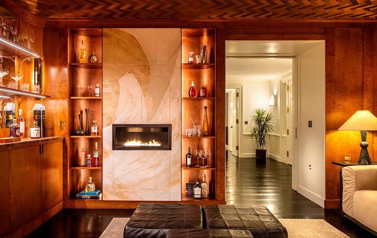De woonkamer met haard