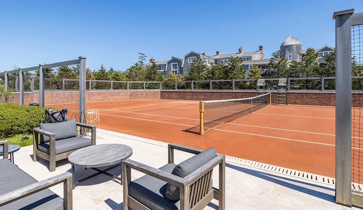 De tennisbaan en buitenruimte