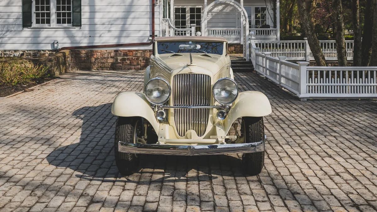 De Duesenberg van Clark Gable van voren