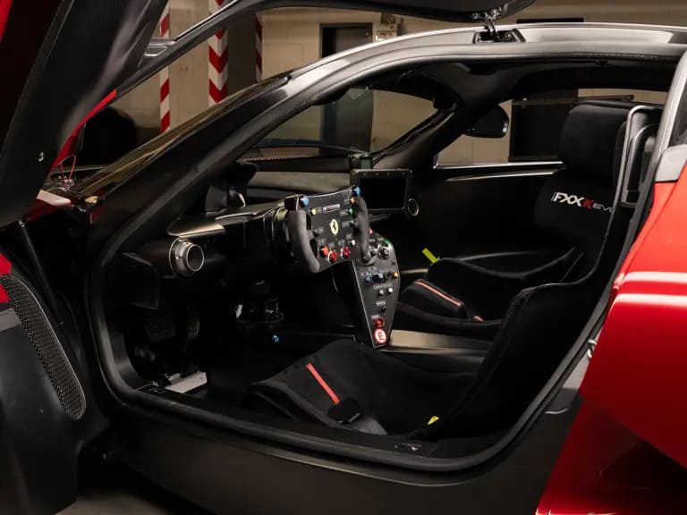 Een detailshot van het interieur van de Ferrari FXX-K Evo van de veiling