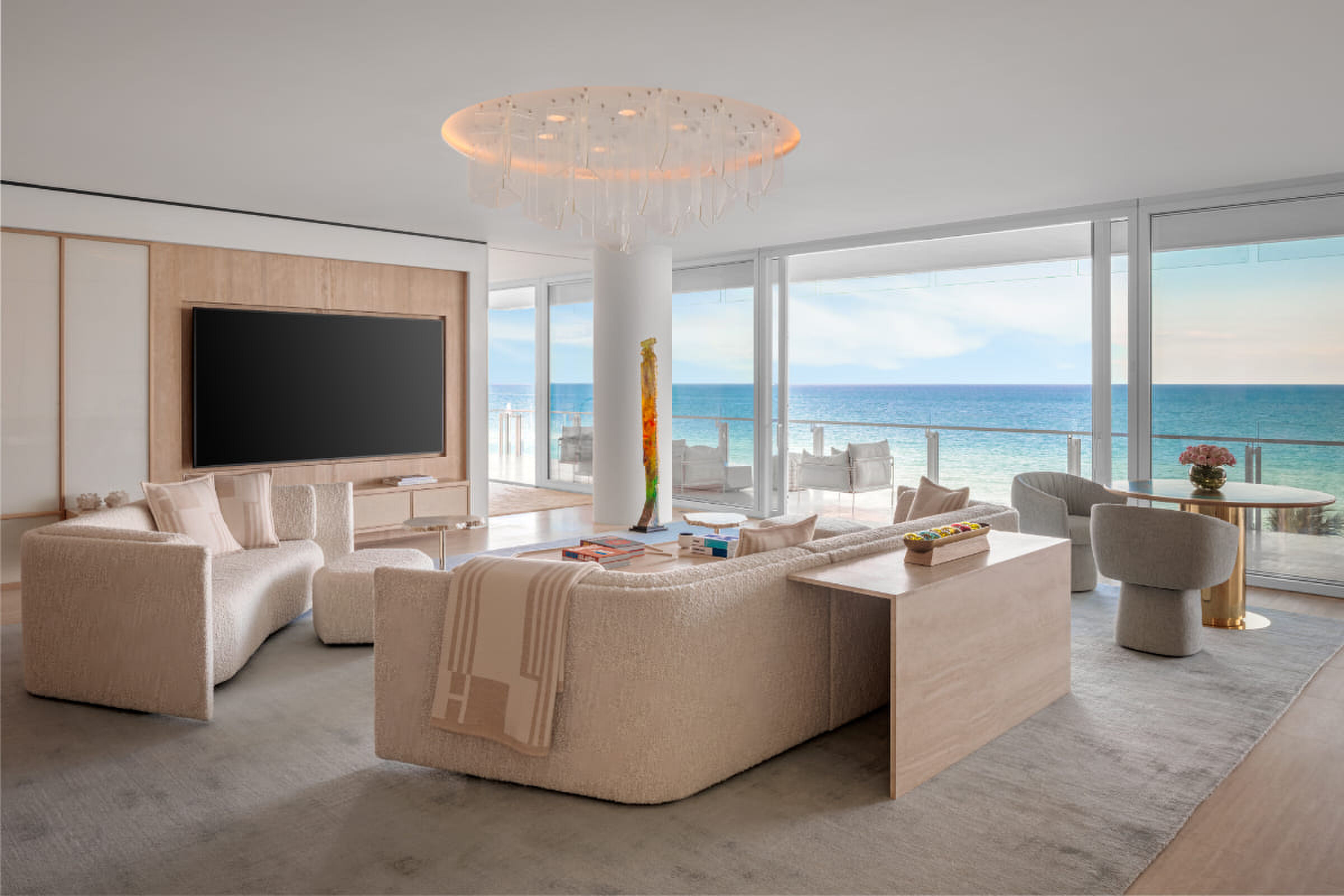 De woonkamer in het Four Seasons Surf Club Miami-appartement