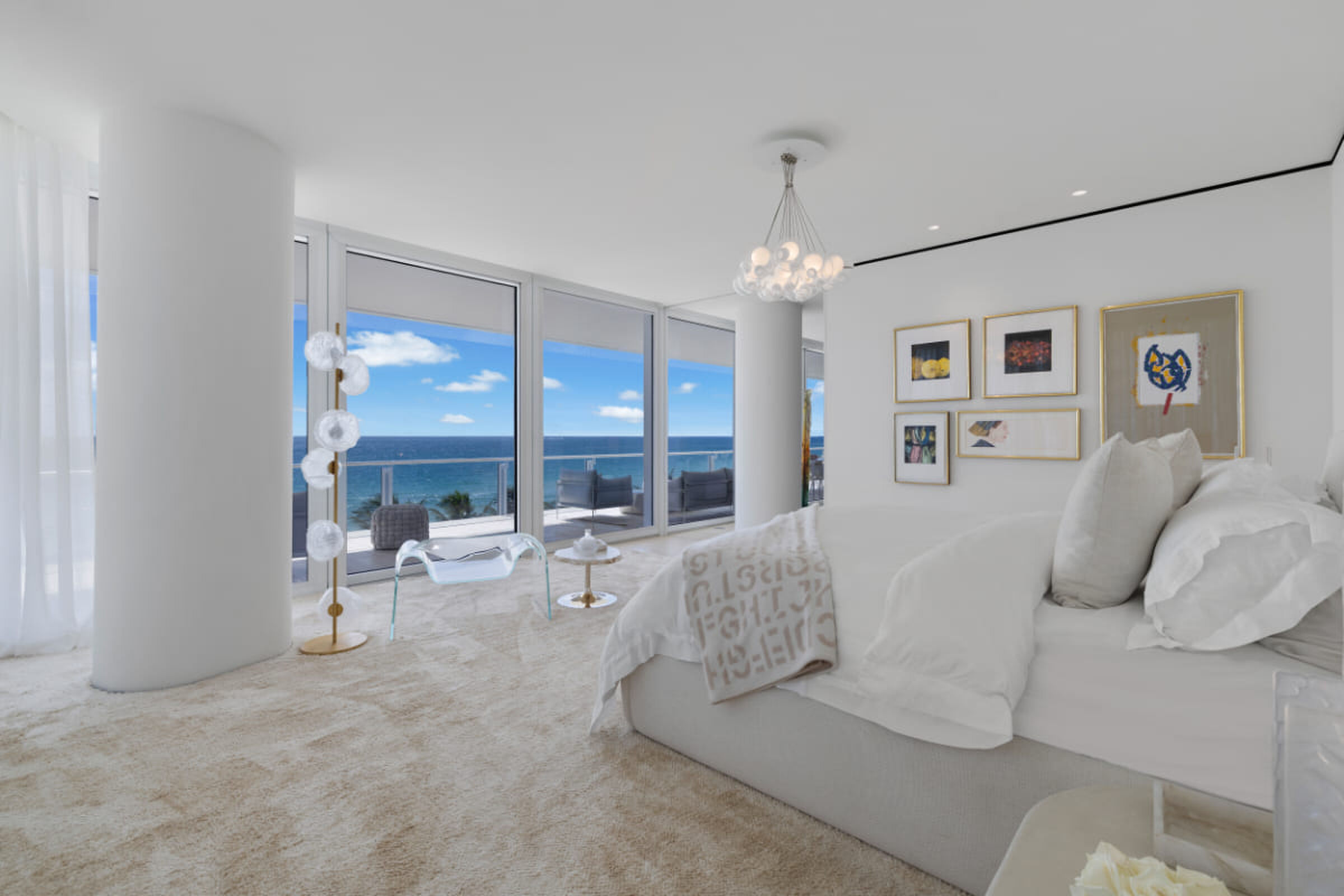 Een slaapkamer in het Four Seasons Surf Club Miami-appartement