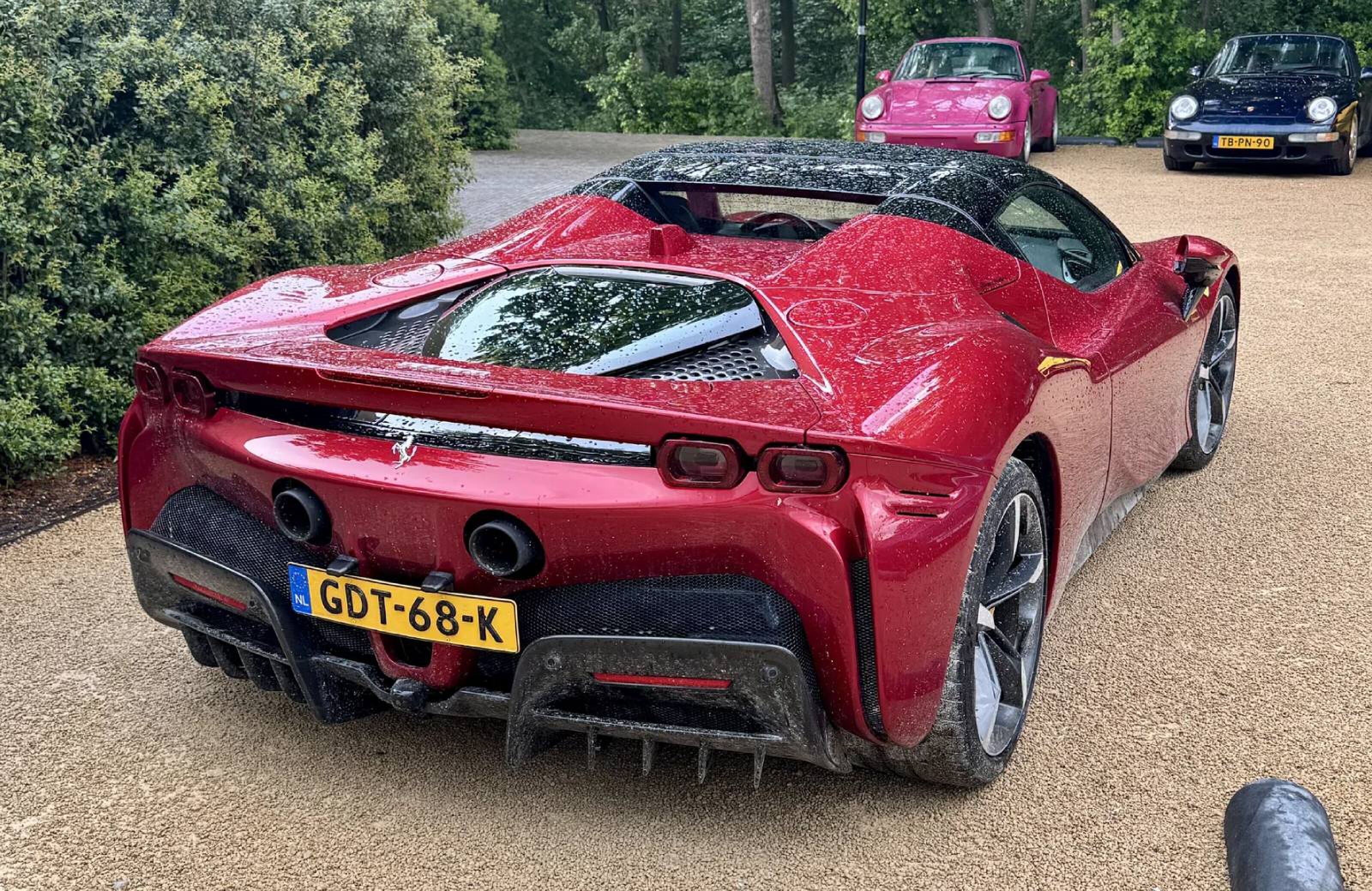 De achterzijde van de Ferrari SF90 Spider van Frans Duijts