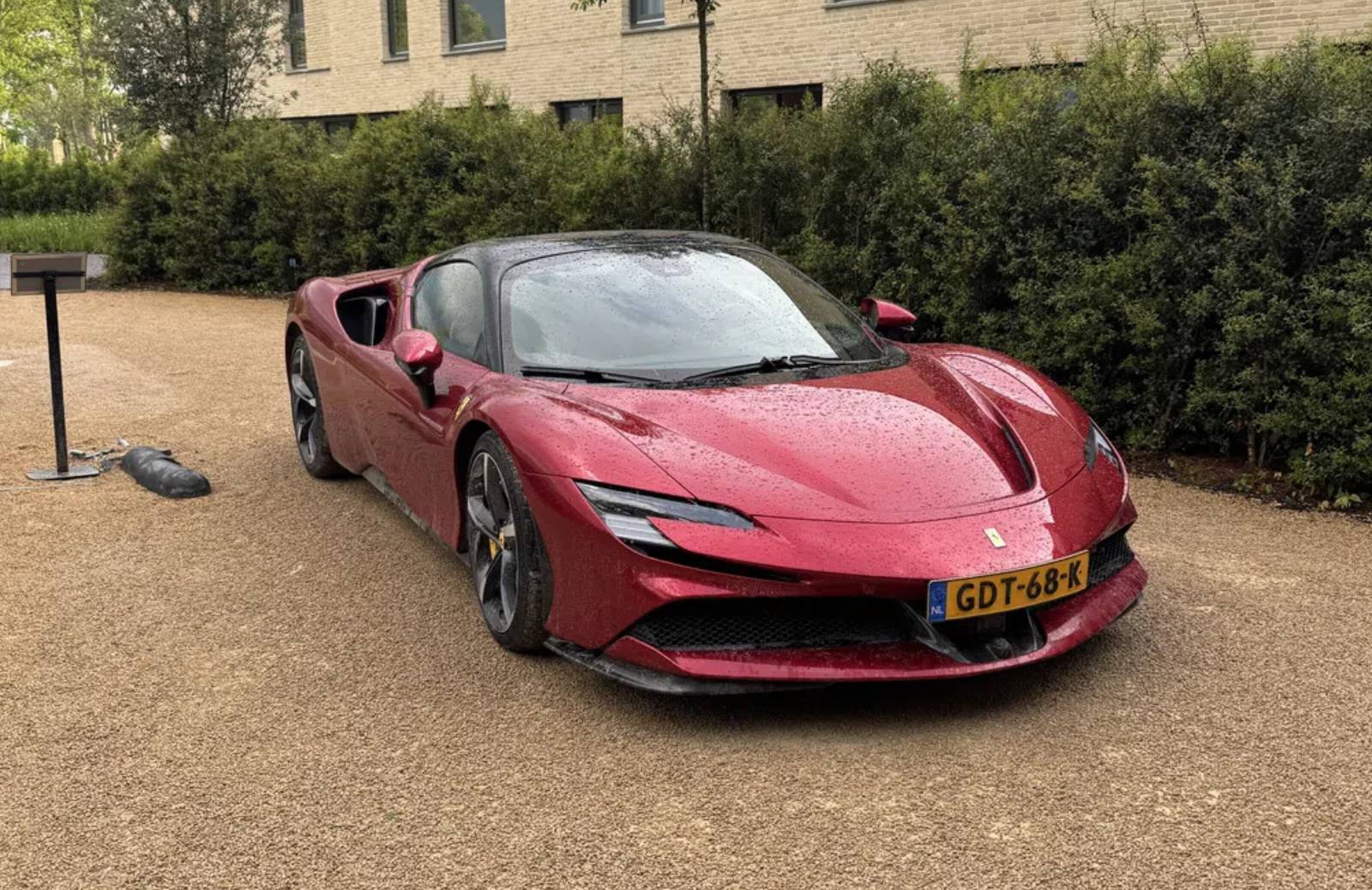 De voorzijde van de Ferrari SF90 Spider van Frans Duijts