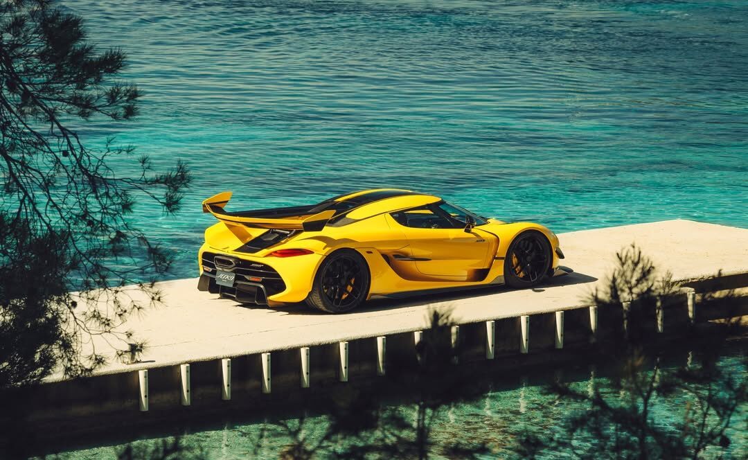 De gele Koenigsegg Jesko Attack van opzij