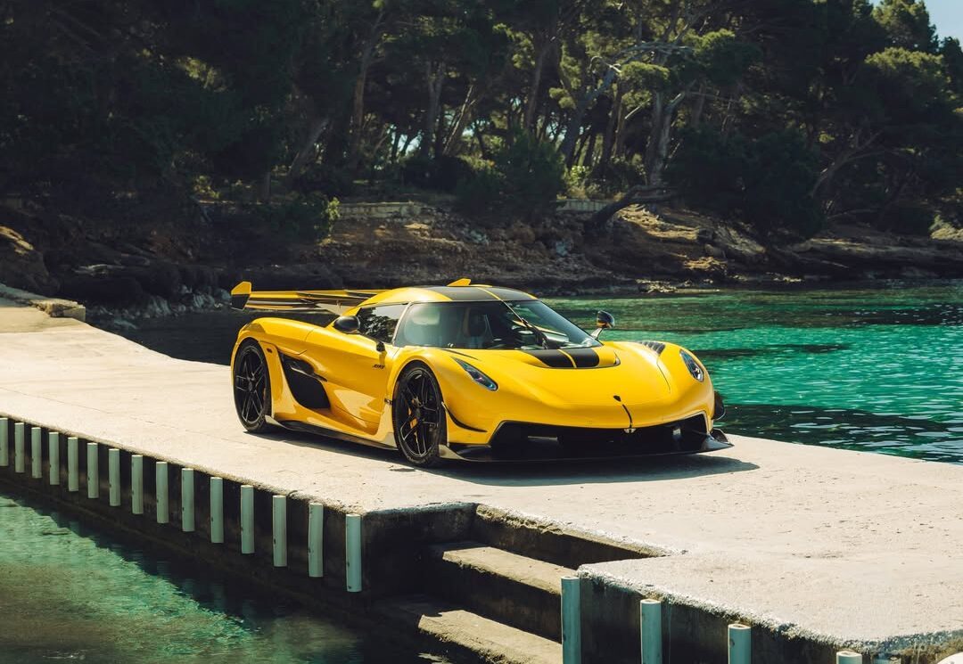 De gele Koenigsegg Jesko Attack van voren