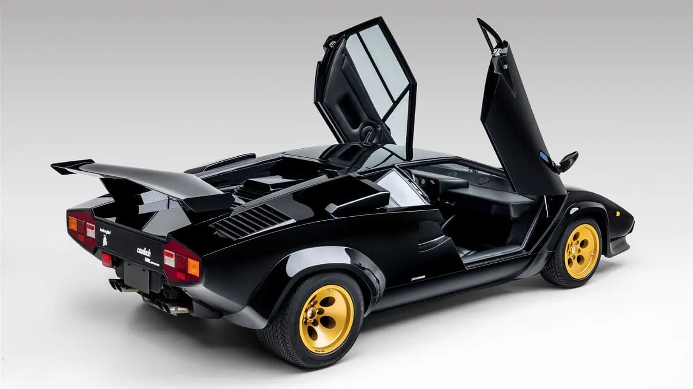 De Lamborghini Countach met deuren open