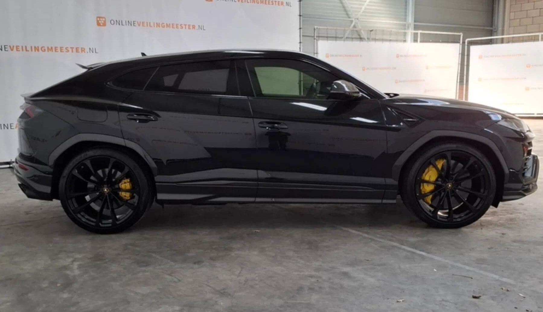 De zijkant van de Lamborghini Urus