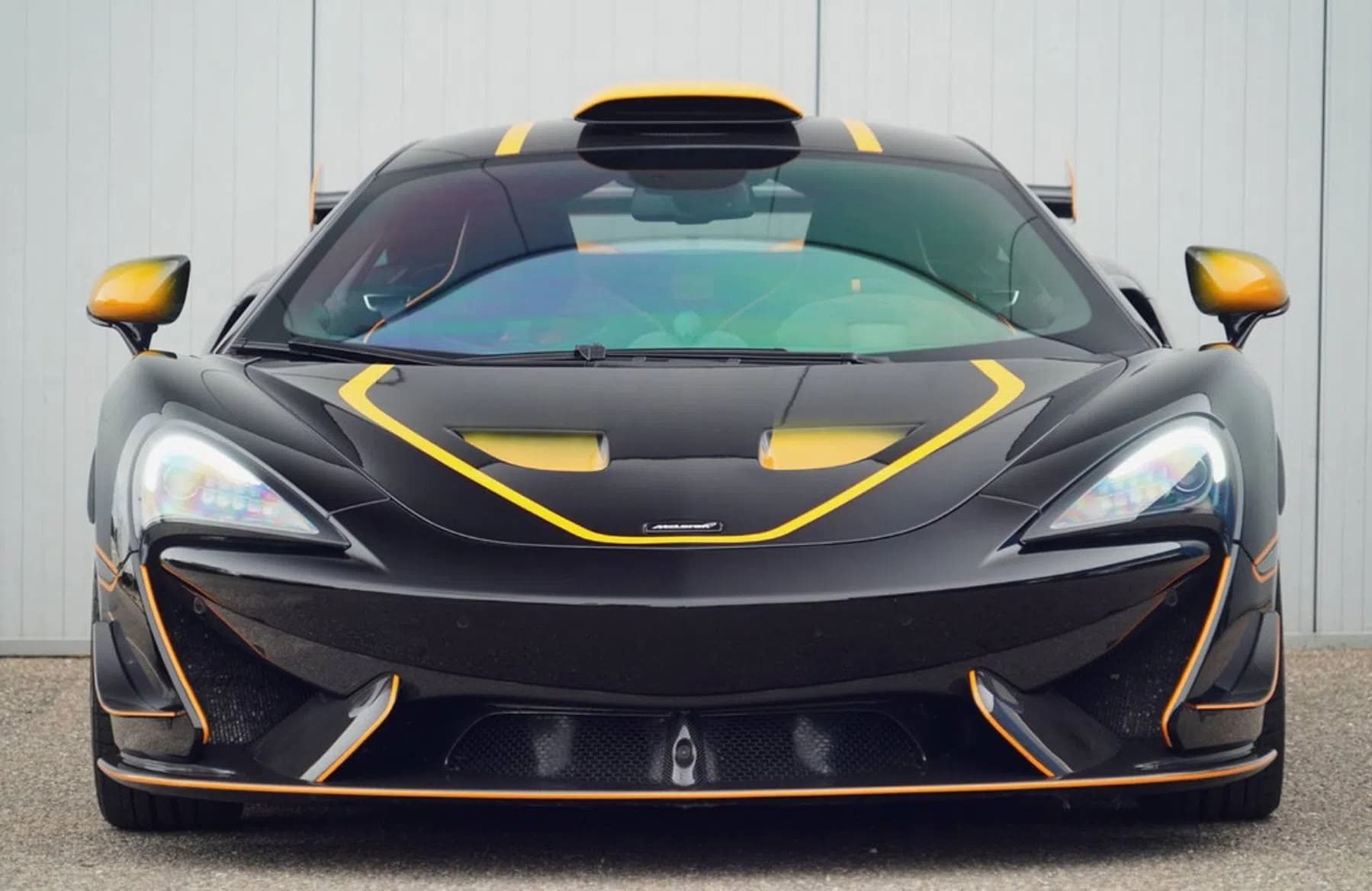 De voorzijde van de McLaren 620R op Marktplaats