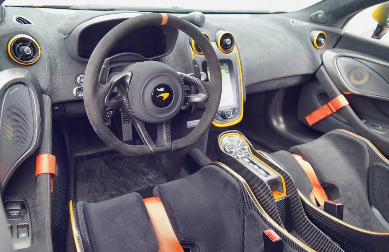 Het interieur van de McLaren 620R van Marktplaats
