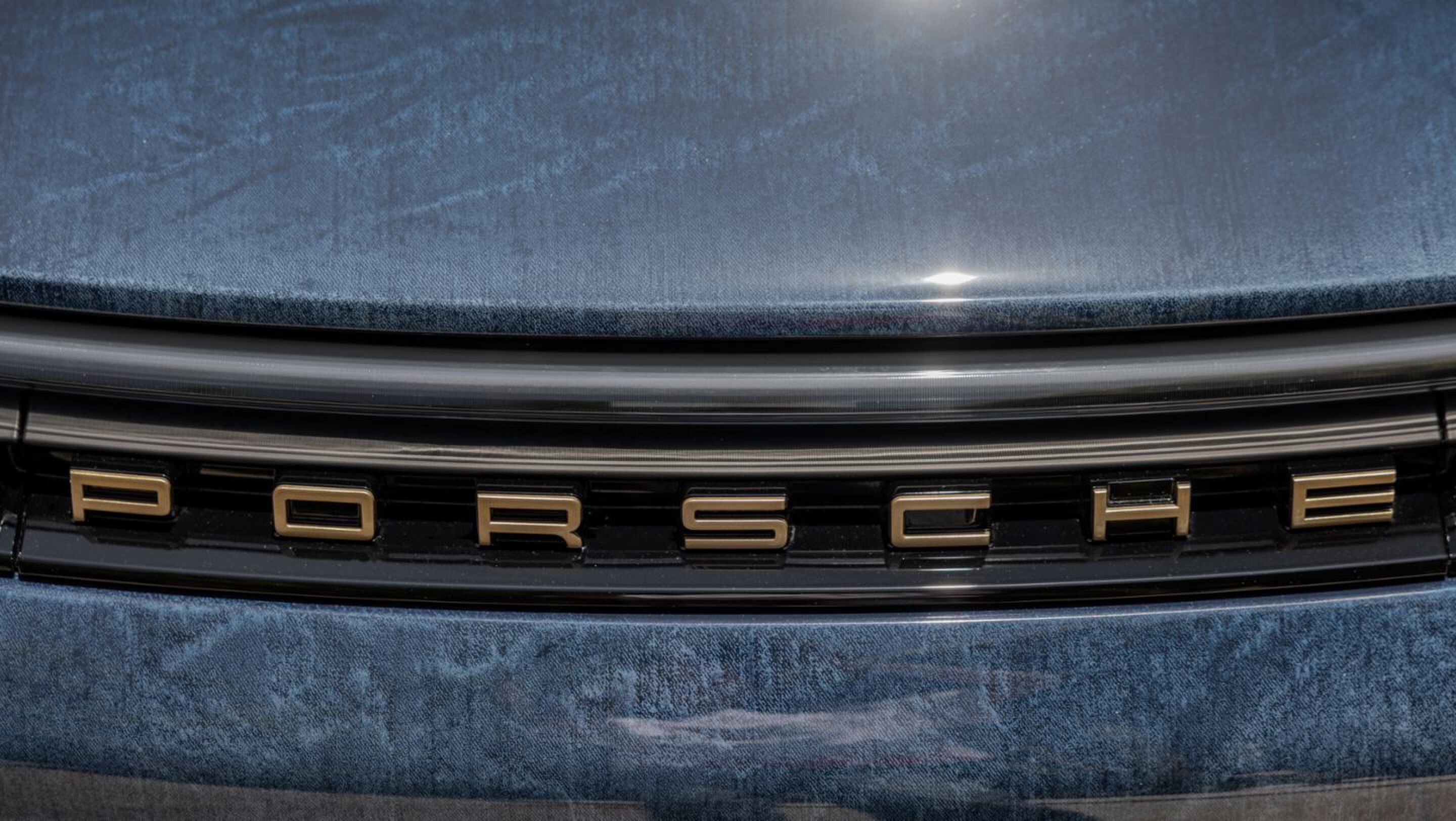 Een detailshot van de Porsche Toy Story 5-auto