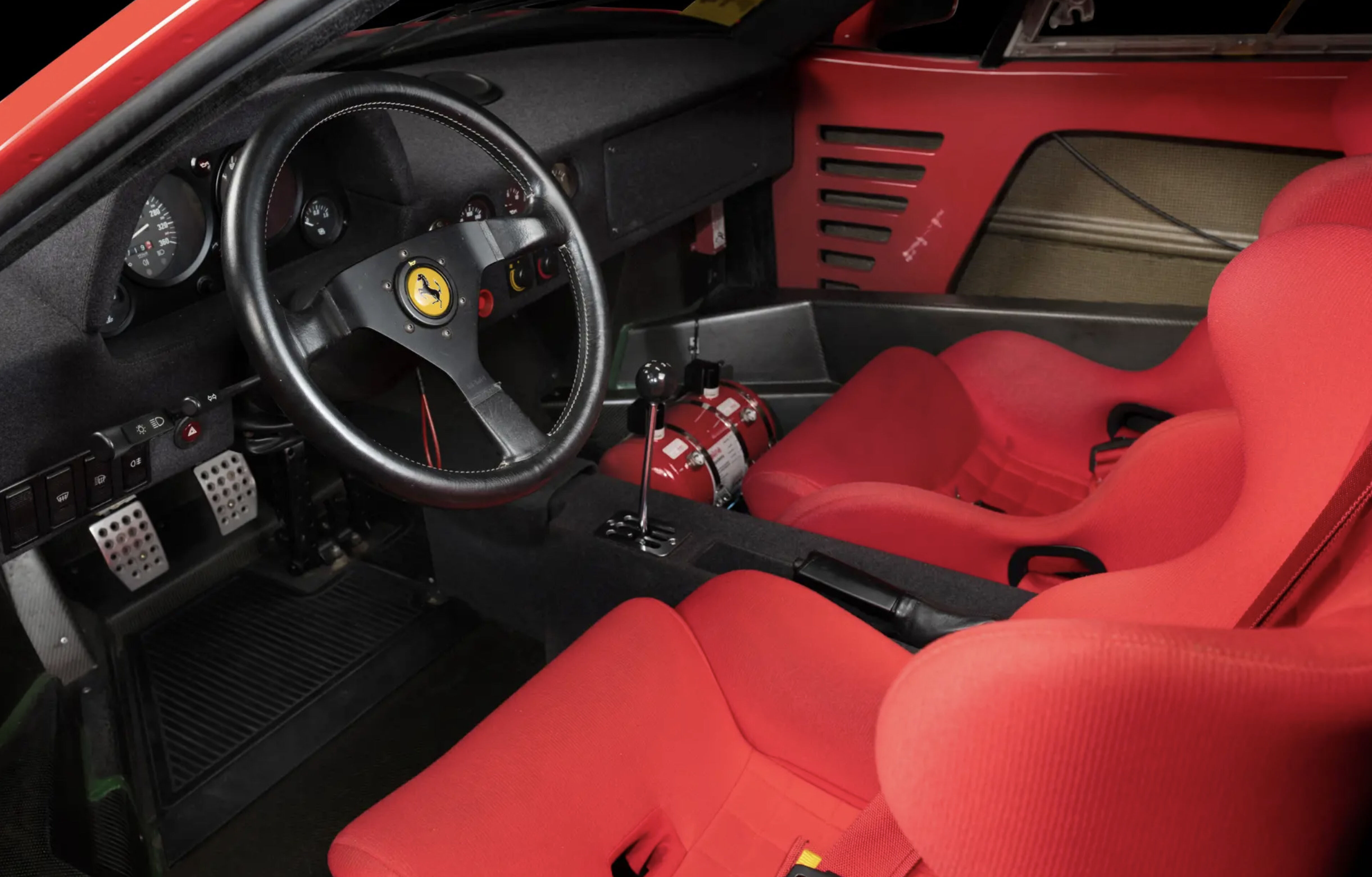 Het interieur van de door Michelotto onder handen genomen Ferrari F40