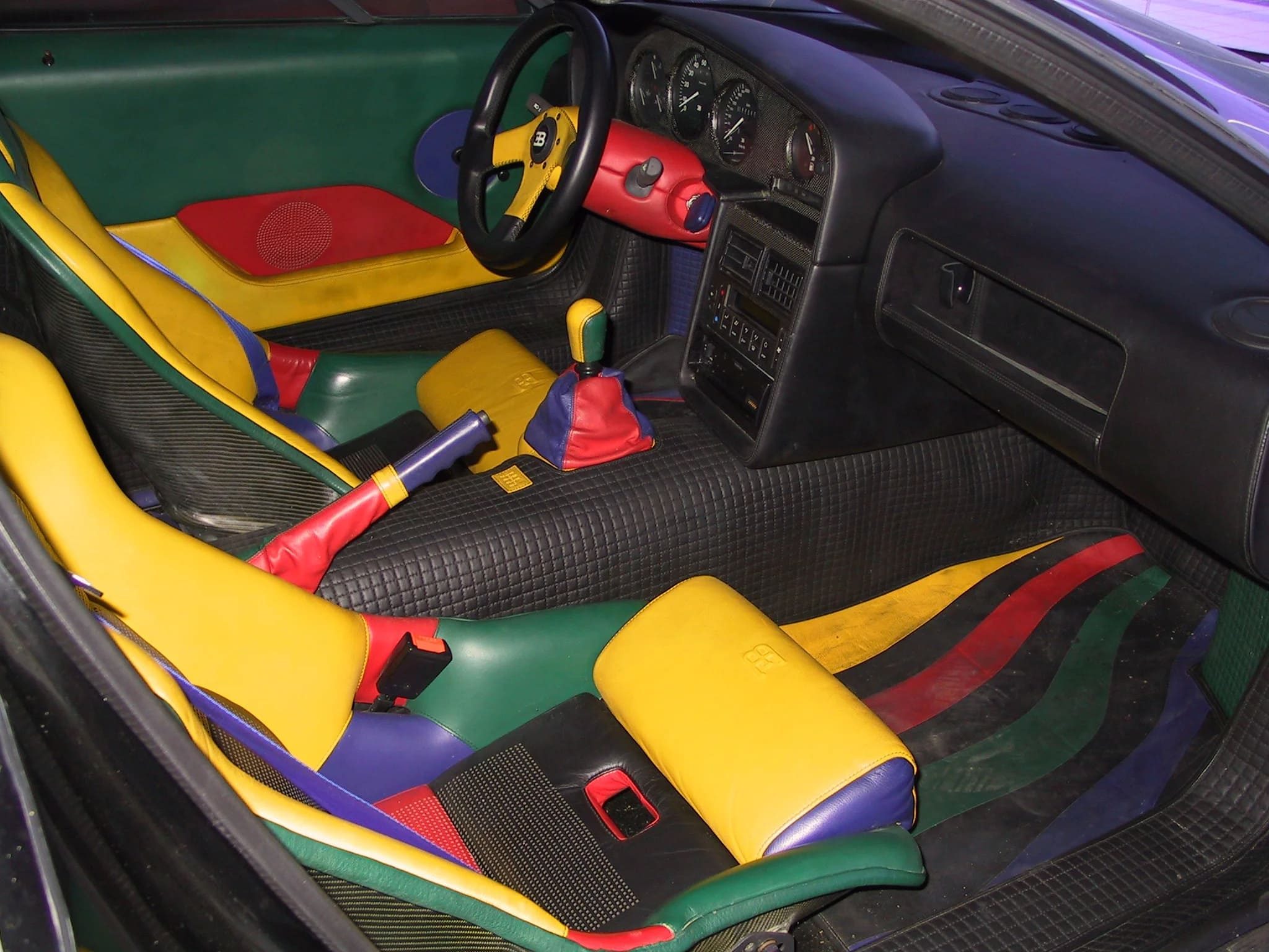 Het interieur van een auto uit de autocollectie van de Sultan van Brunei