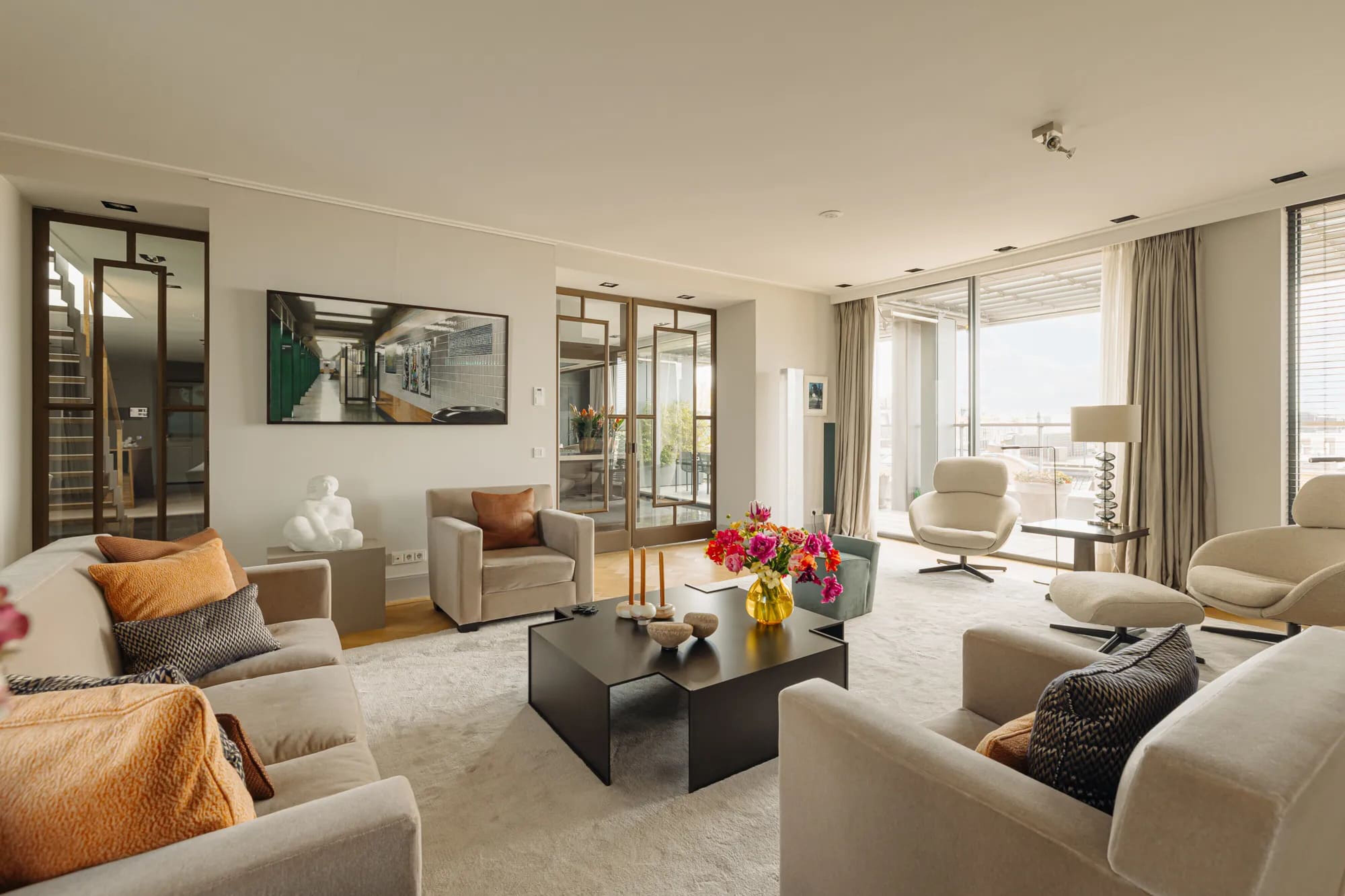 De woonkamer in het appartement in Amsterdam-Zuid