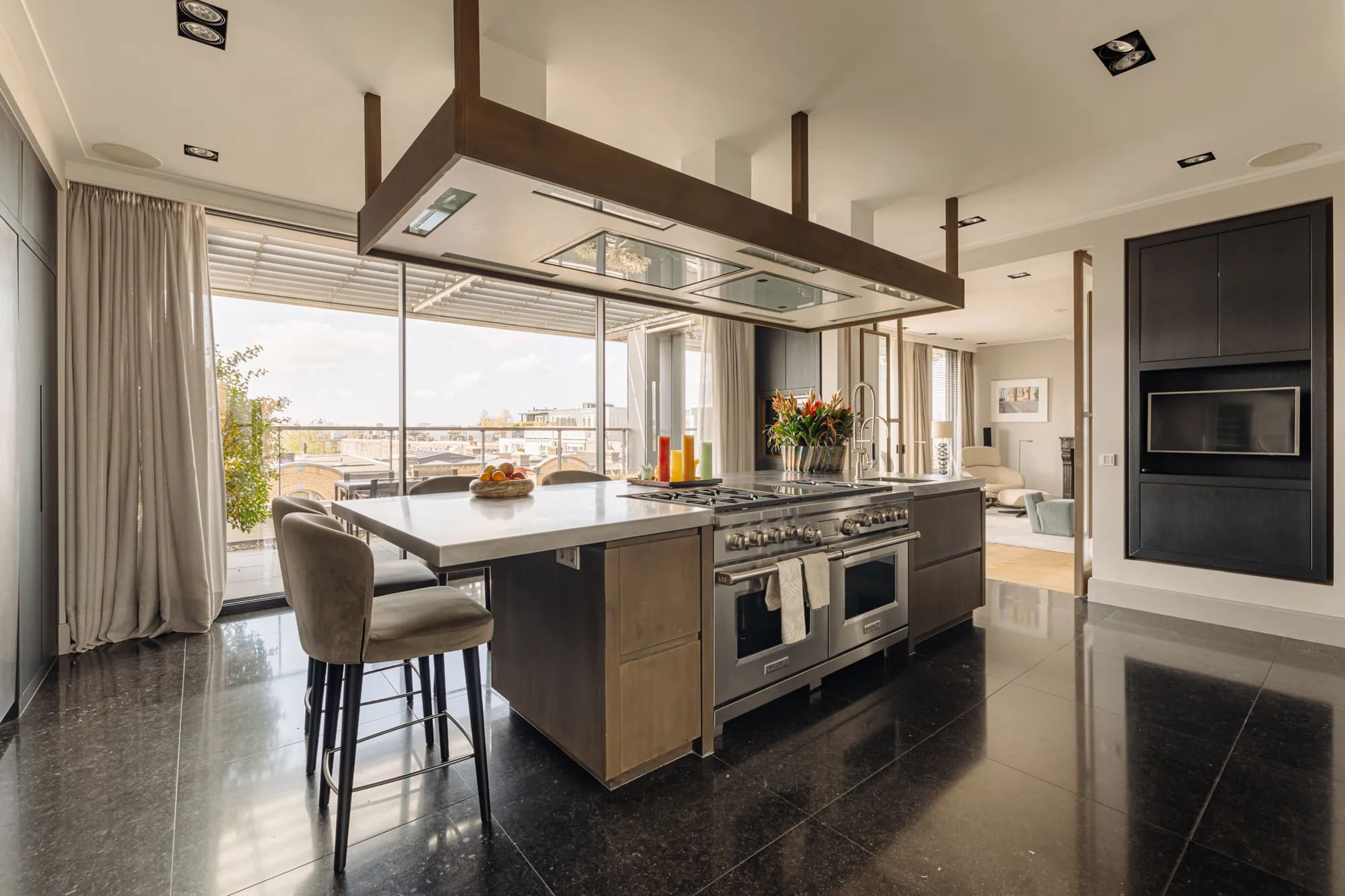 De keuken in het appartement in Amsterdam-Zuid