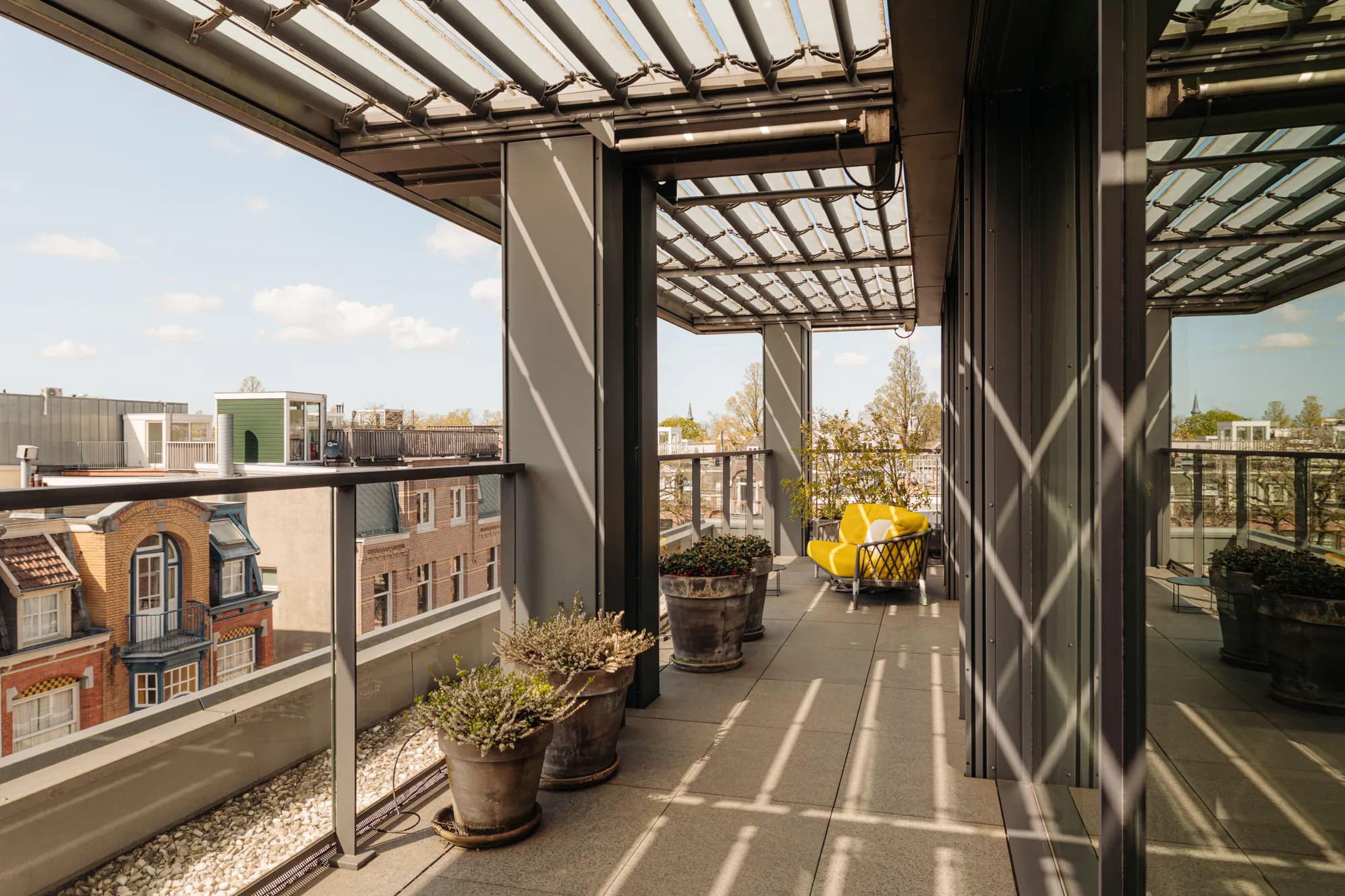 Het dakterras bij het appartement in Amsterdam-Zuid