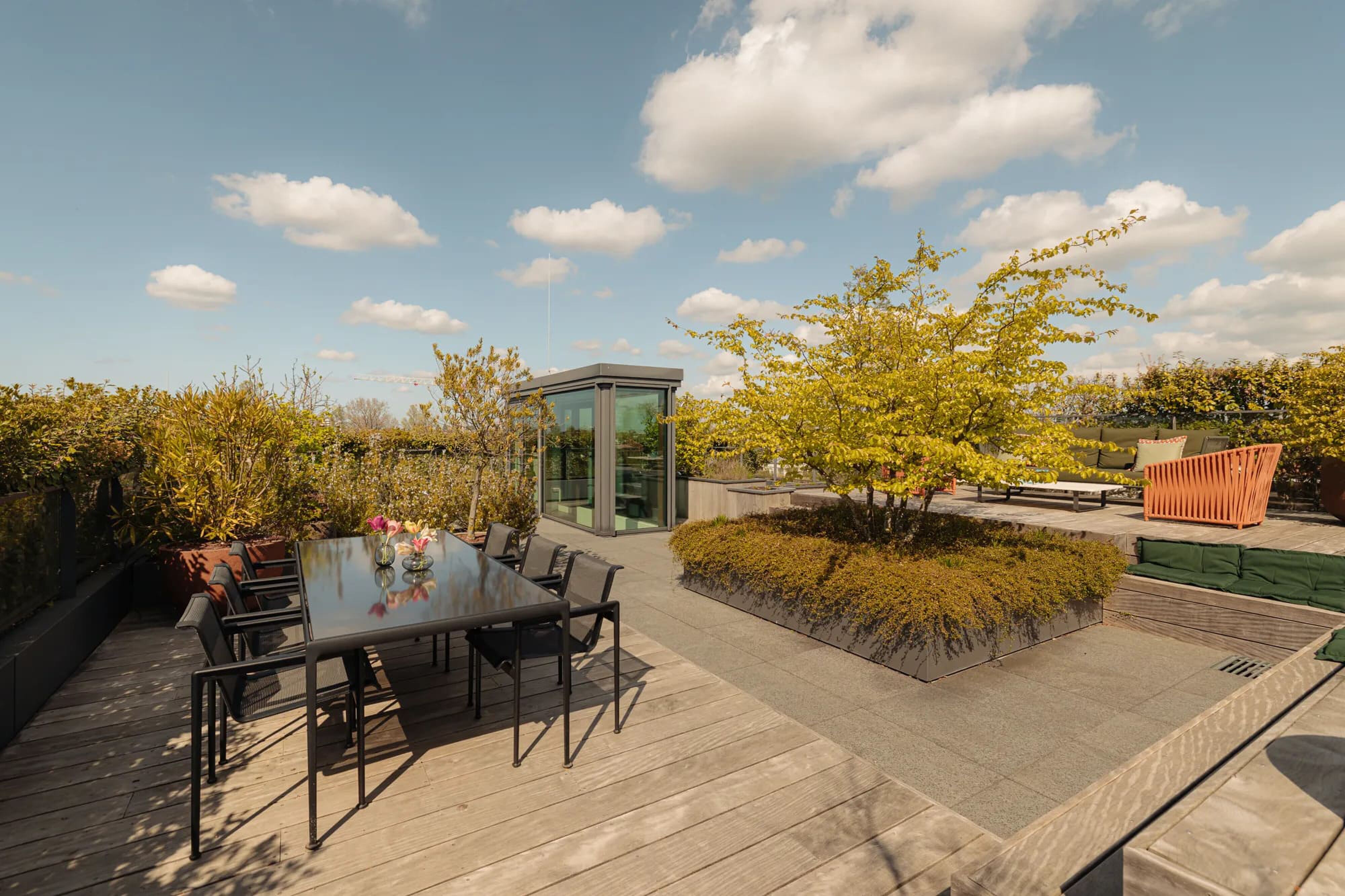 Het dakterras bij het appartement in Amsterdam-Zuid