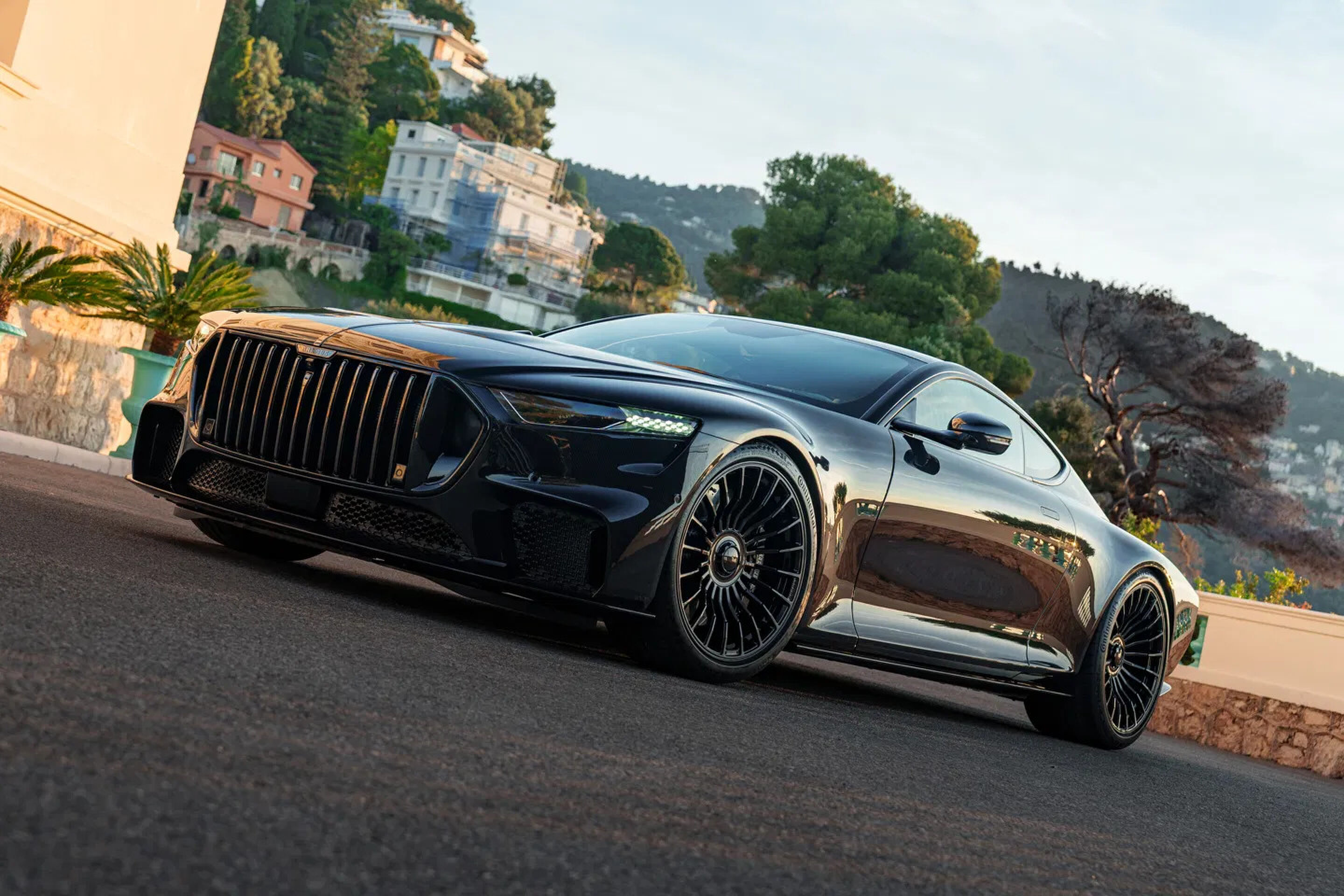 De Brabus Bodo Aston Martin van de voorzijde