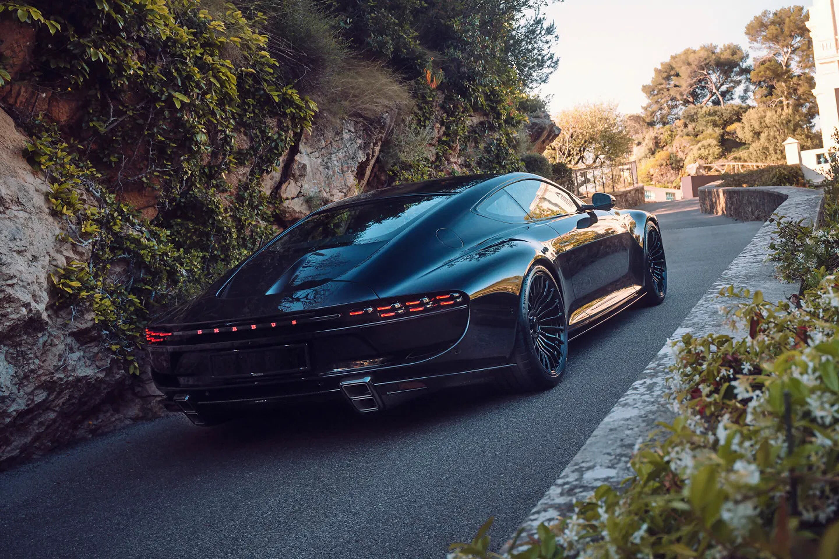 De Brabus Bodo Aston Martin van de achterzijde