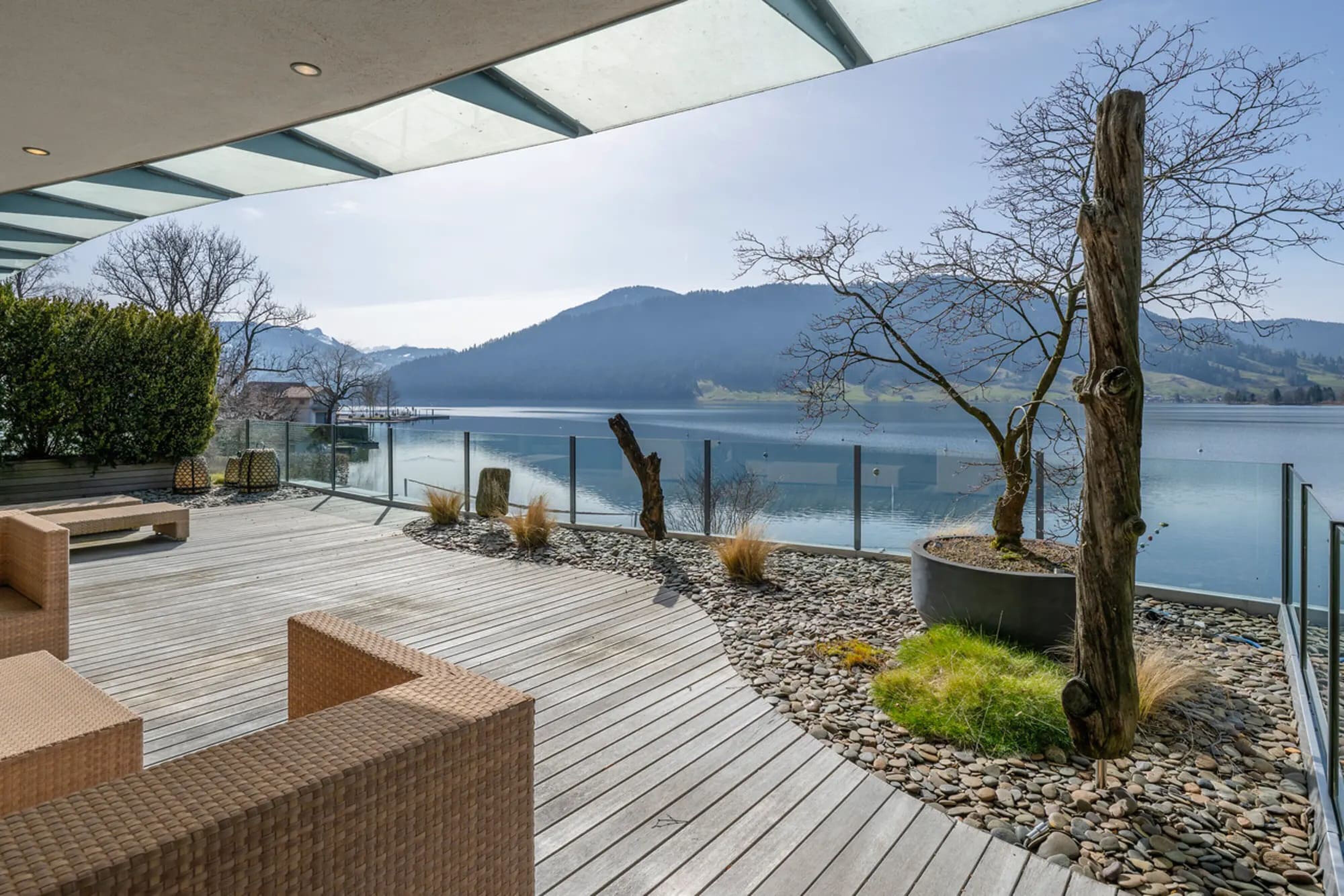 Het terras en het meer bij het duurste appartement van Zwitserland