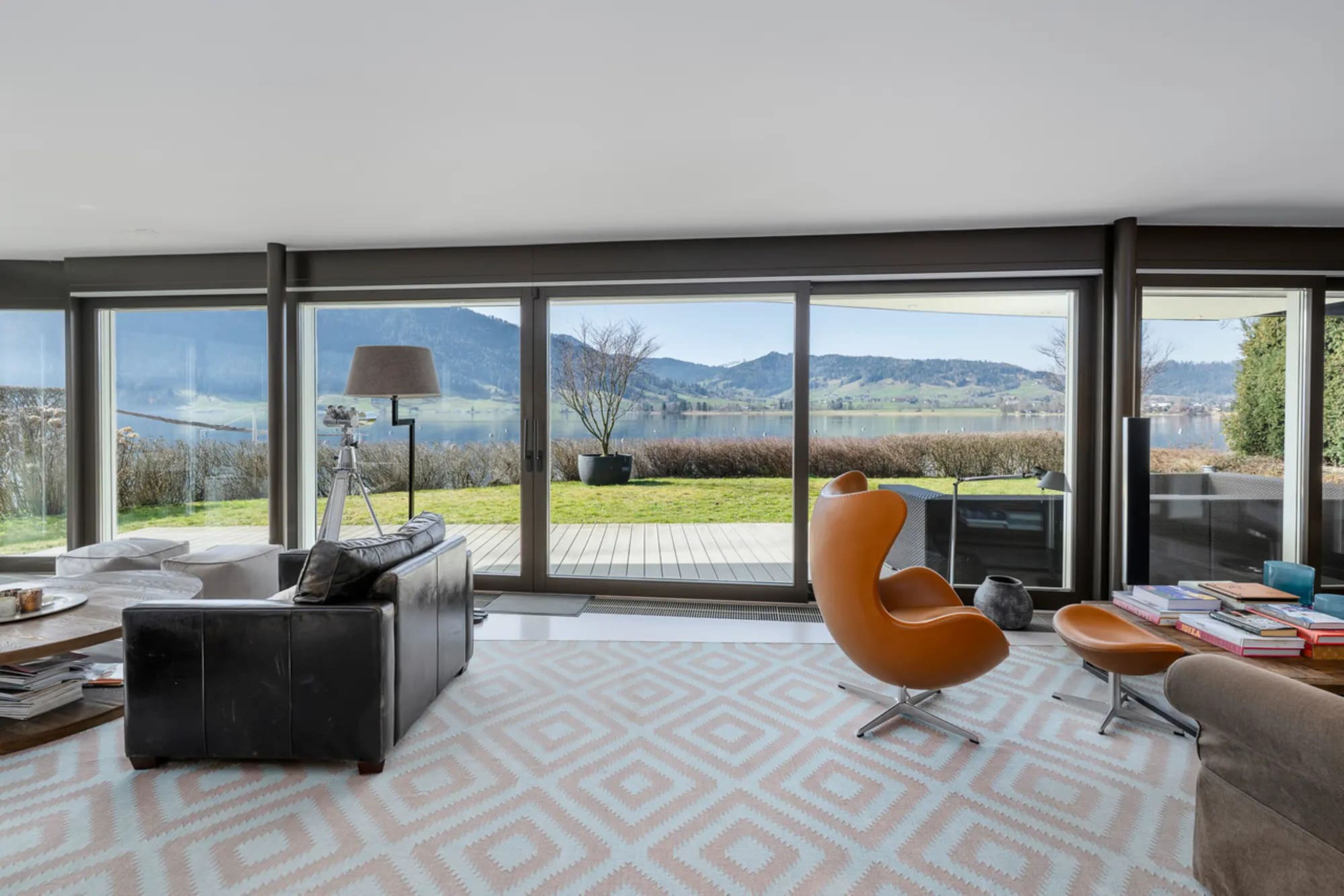 De woonkamer in het duurste appartement van Zwitserland