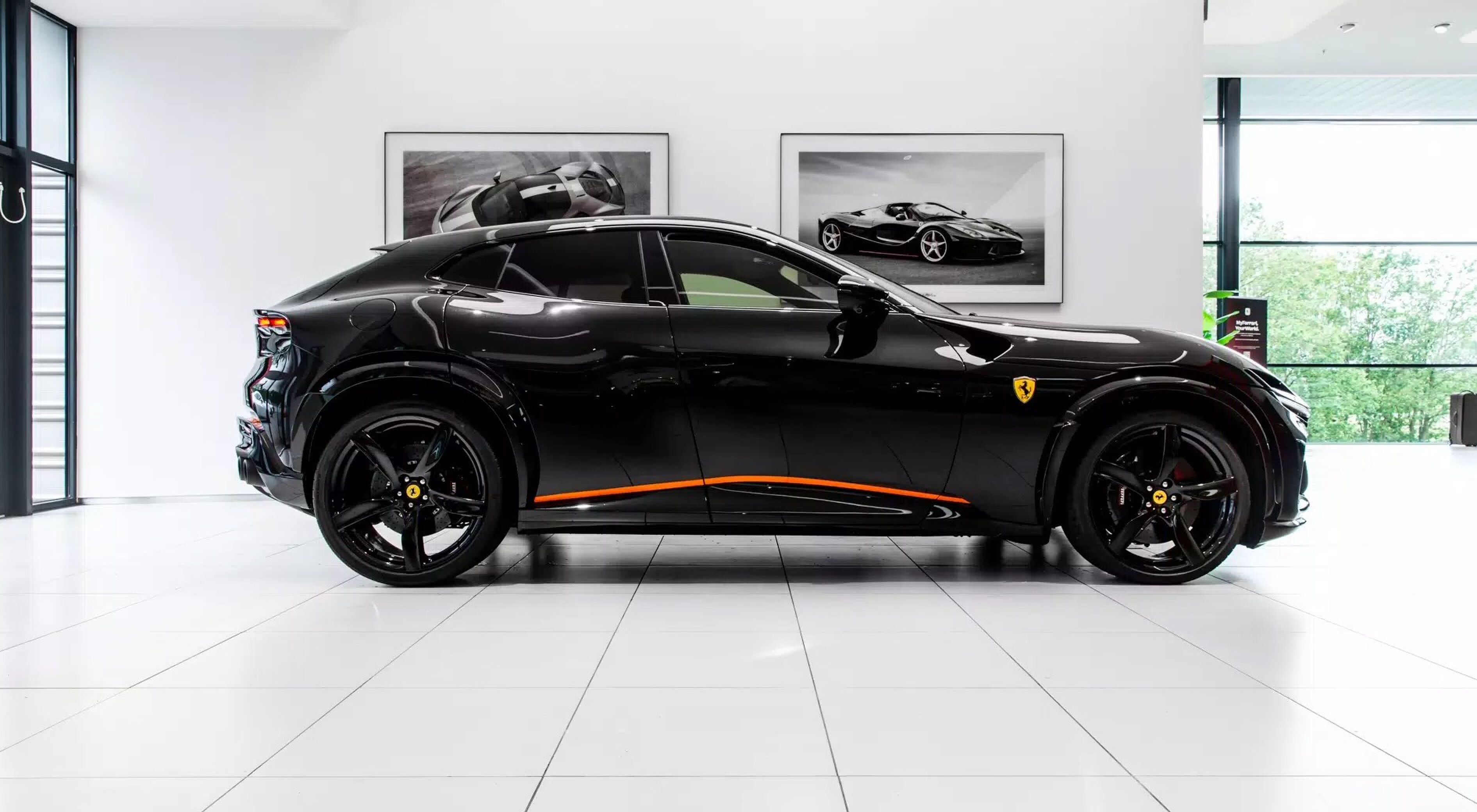 De zijkant van de Ferrari Purosangue van Joseph Klibansky