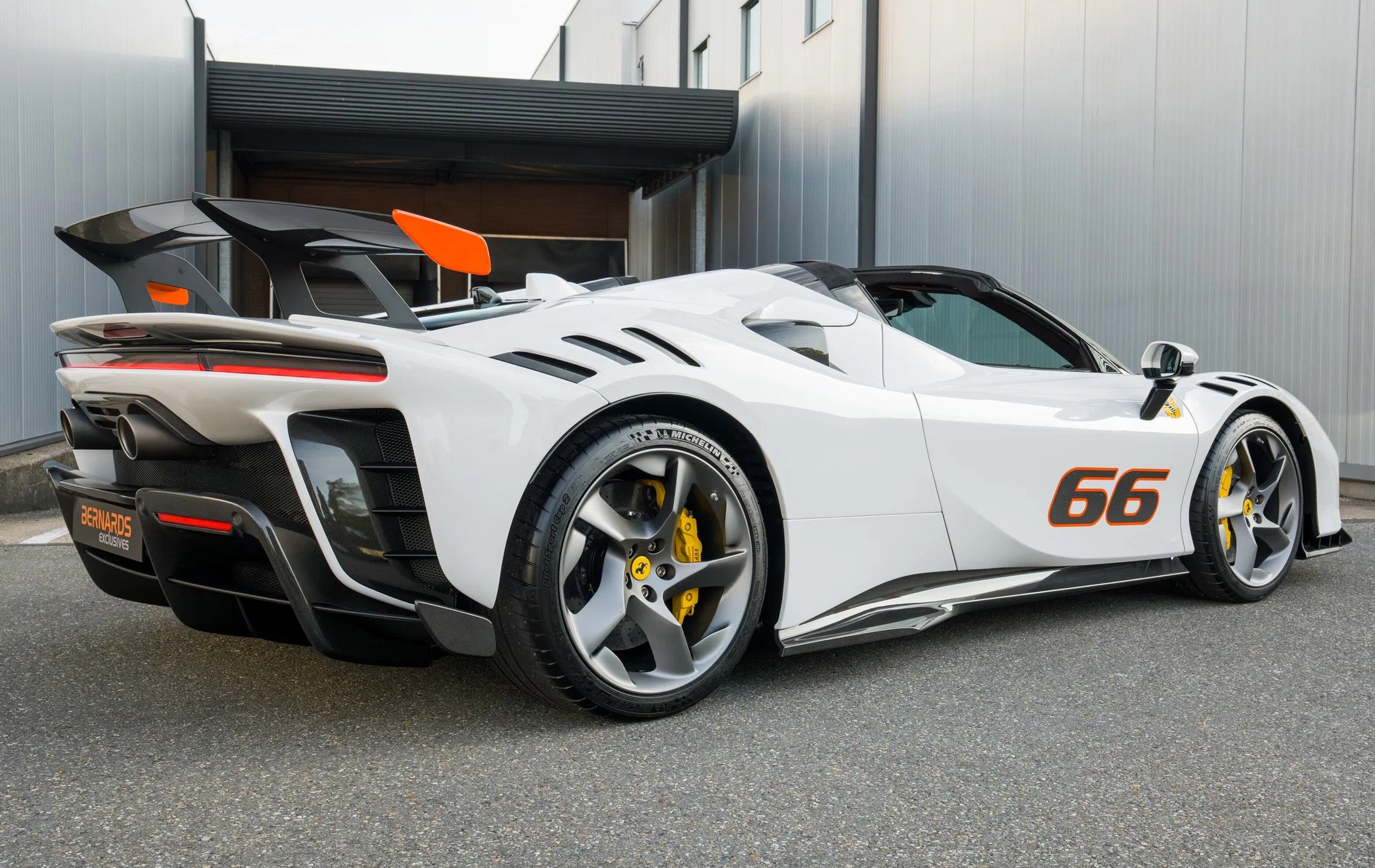 De achterzijde van de Ferrari SF90 XX Spider die te koop staat bij een Nederlandse dealer
