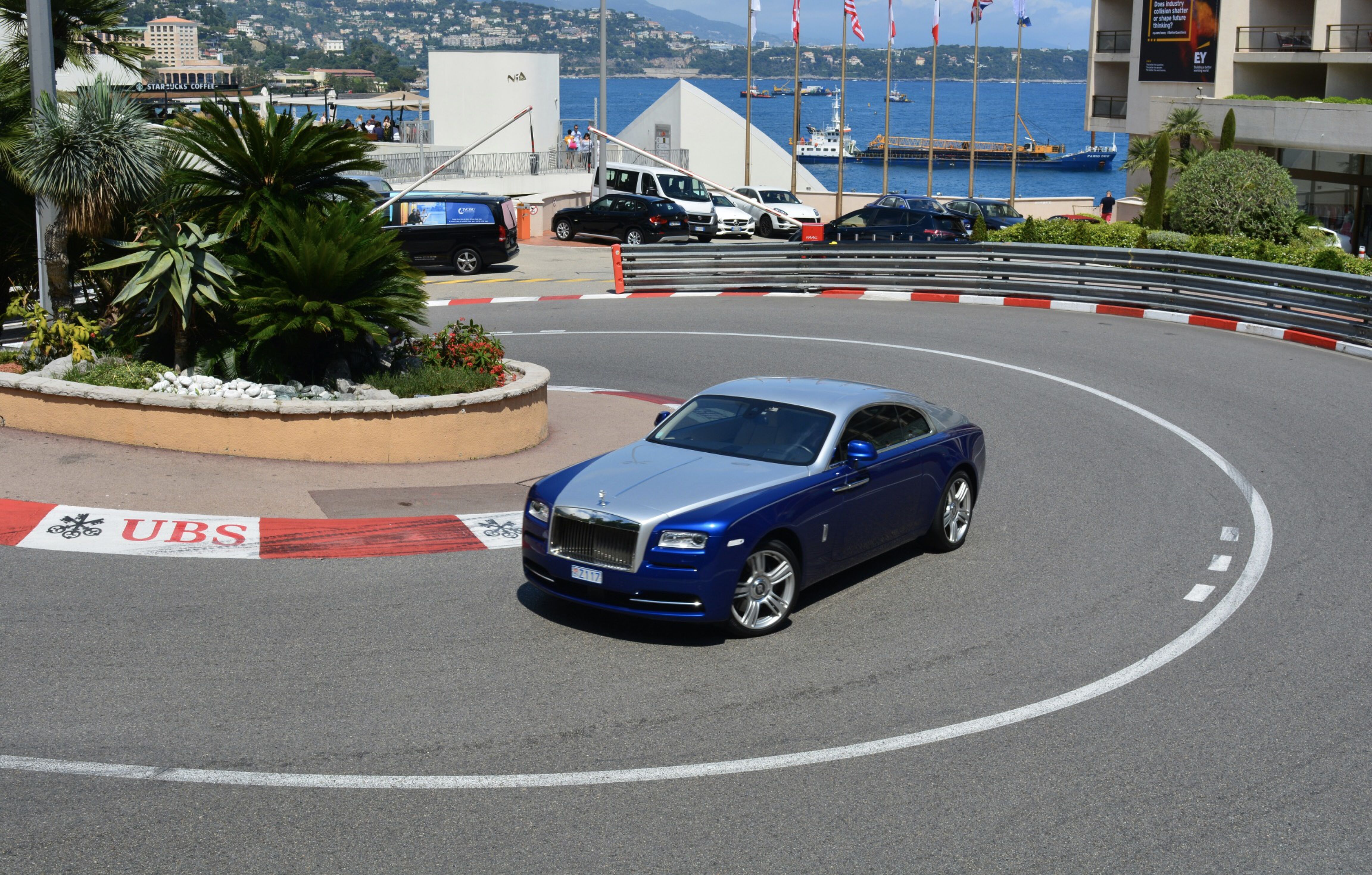 Een Rolls-Royce die door de welbekende hairpin in Monaco heen rijdt