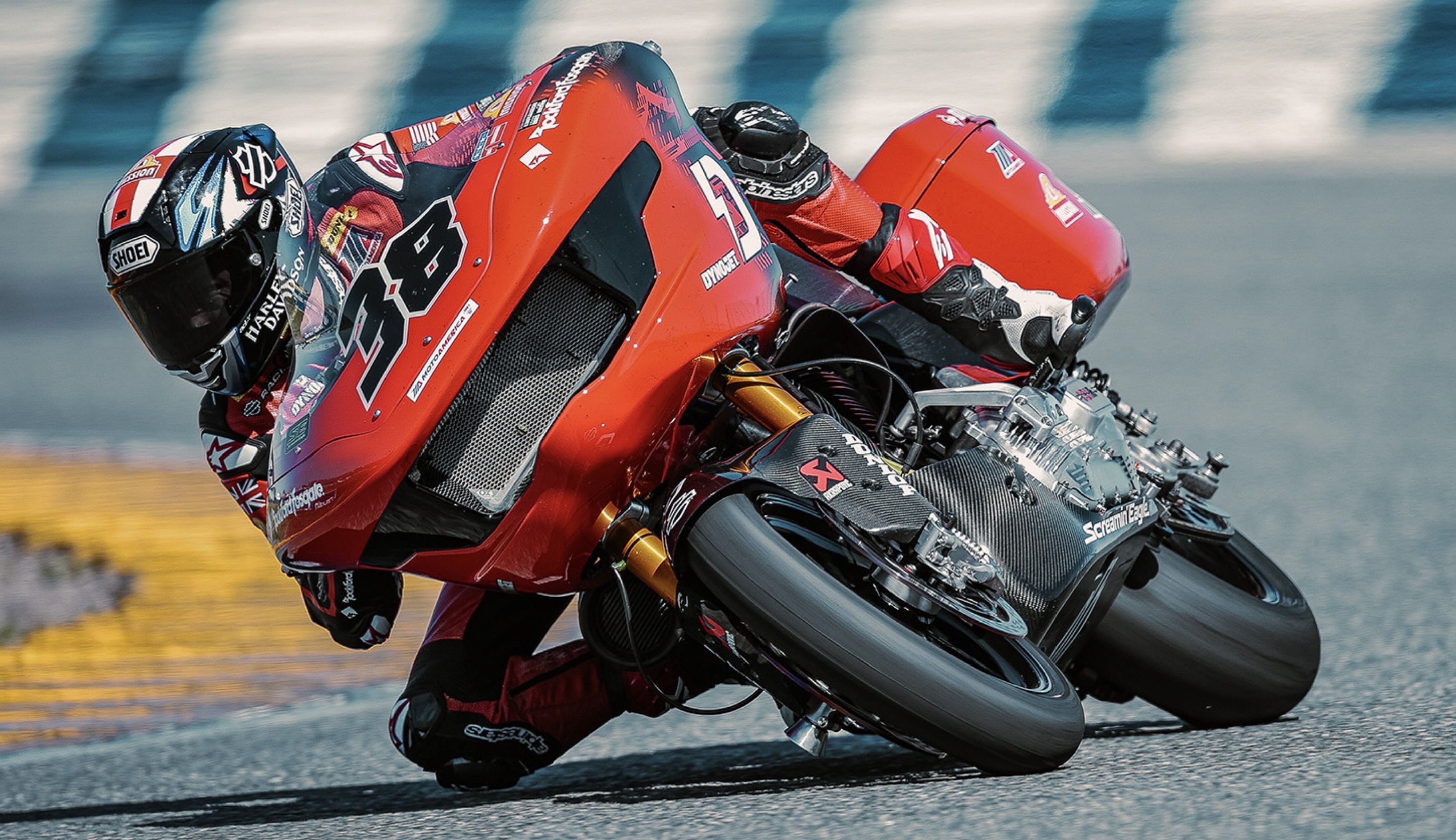 Een motorrijder in actie tijdens de Harley-Davidson Bagger World Cup