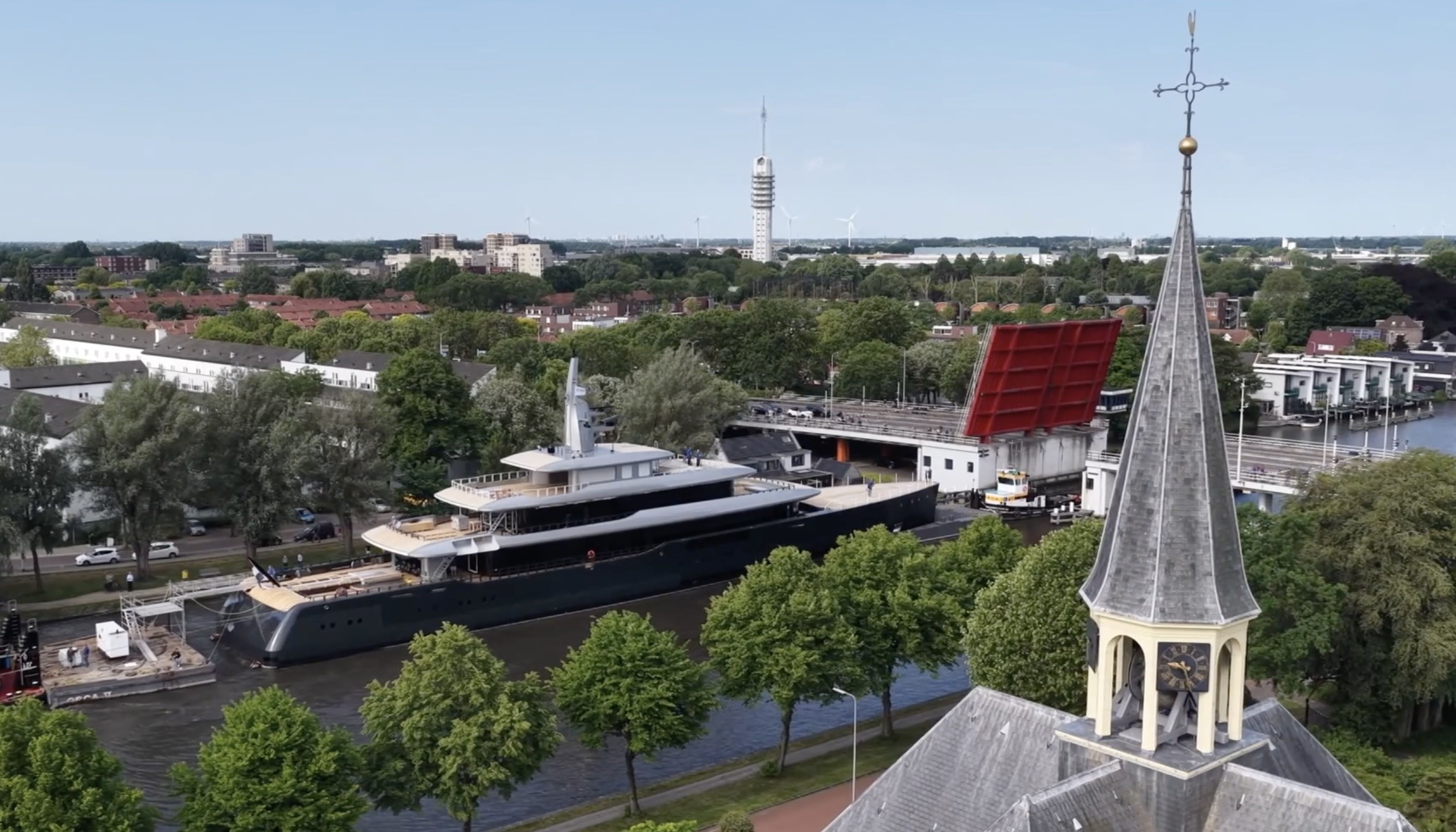 VIDEO: hagelnieuw Feadship-superjacht wurmt zich door de smalle wateren van Alphen aan den Rijn