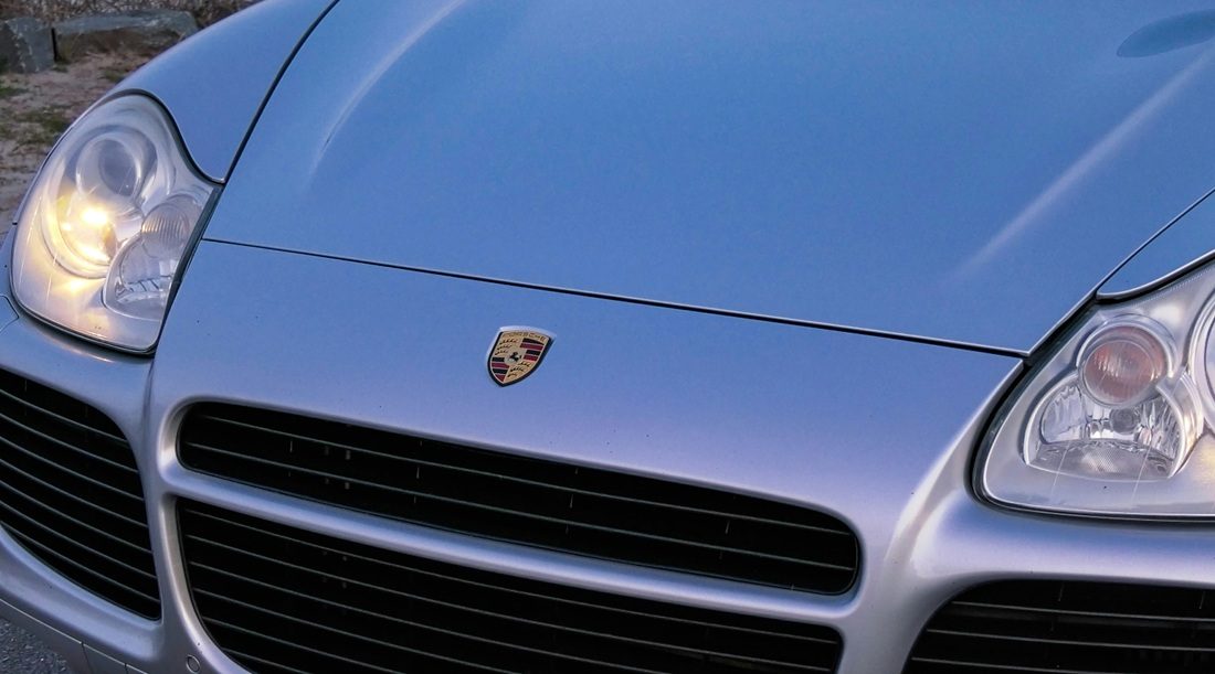 De voorzijde van een Porsche Cayenne