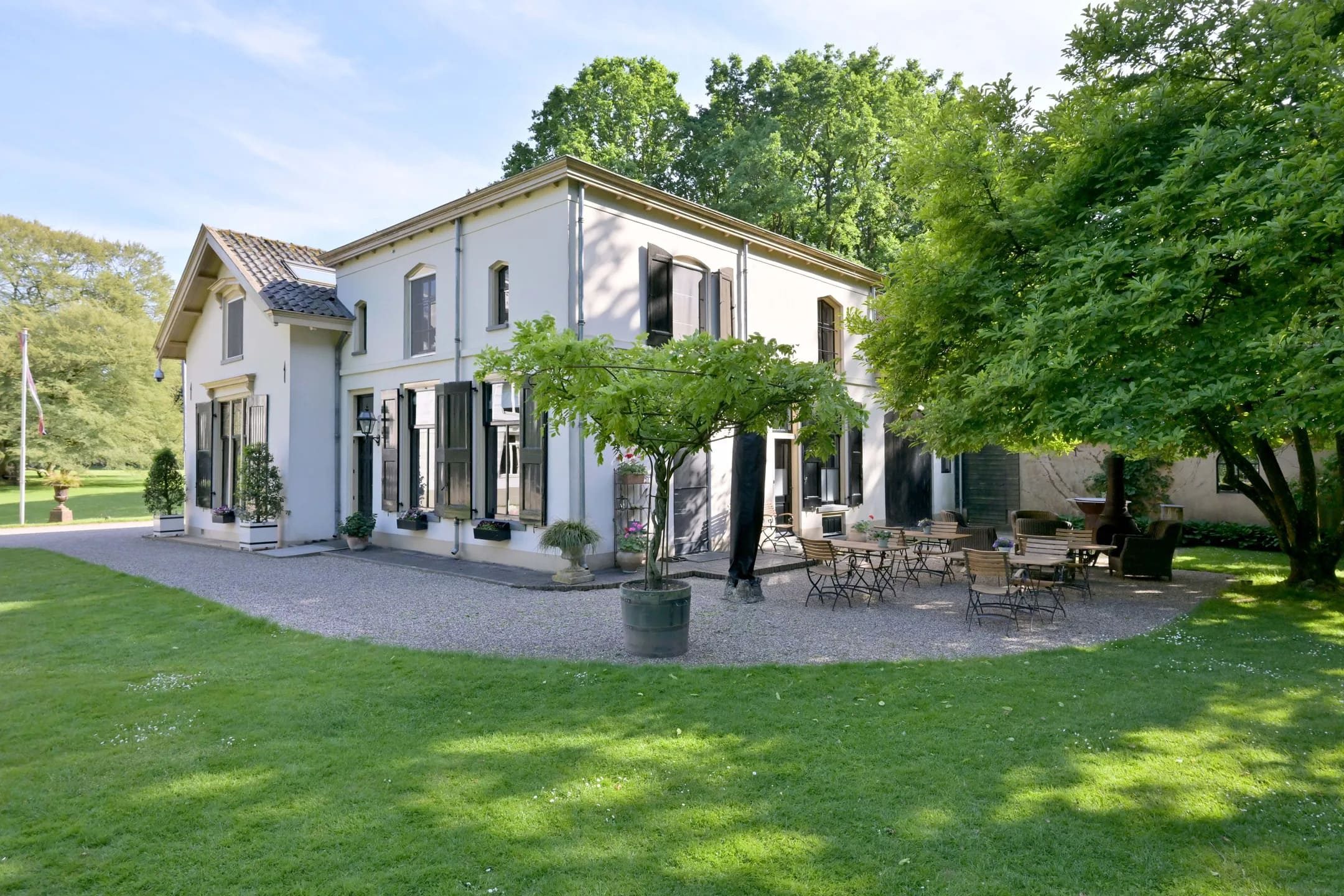 Het koetshuis met dienstwoning bij landgoed De Matanze