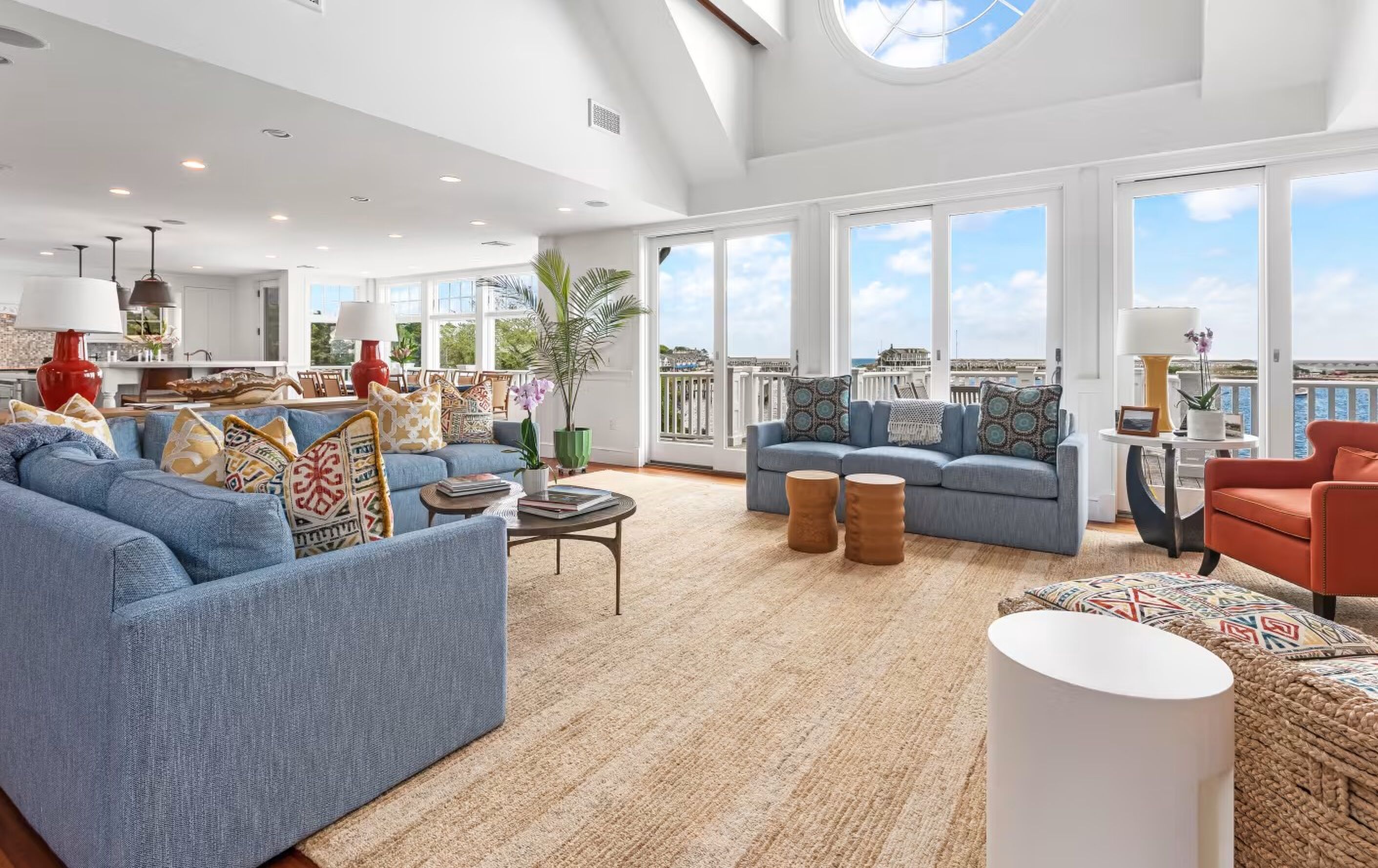 De woonkamer van het landgoed op Rhode Island