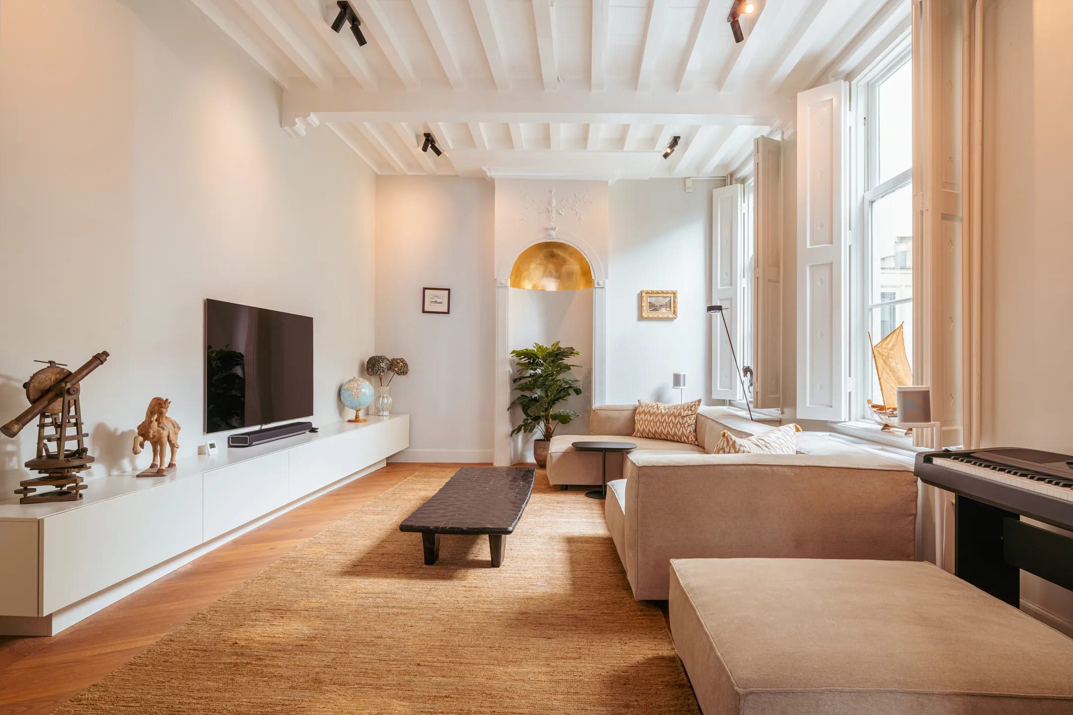 De woonkamer van het monumentale pand in Utrecht