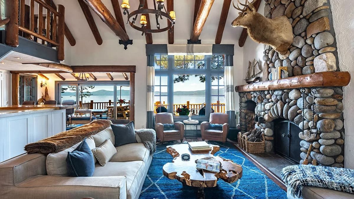 De woonkamer van het off-grid landgoed in Lake Tahoe