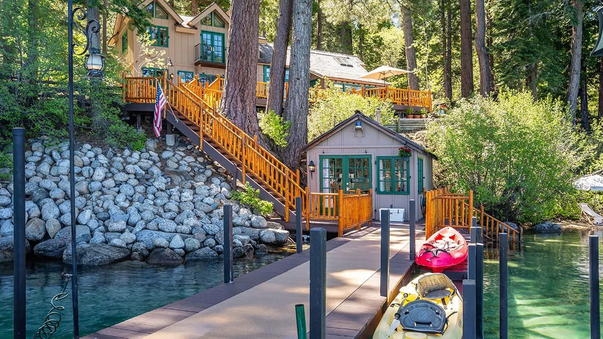 Het boothuis bij het off-grid landgoed in Lake Tahoe