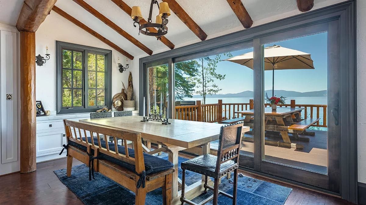 De eetkamer in het off-grid landgoed in Lake Tahoe