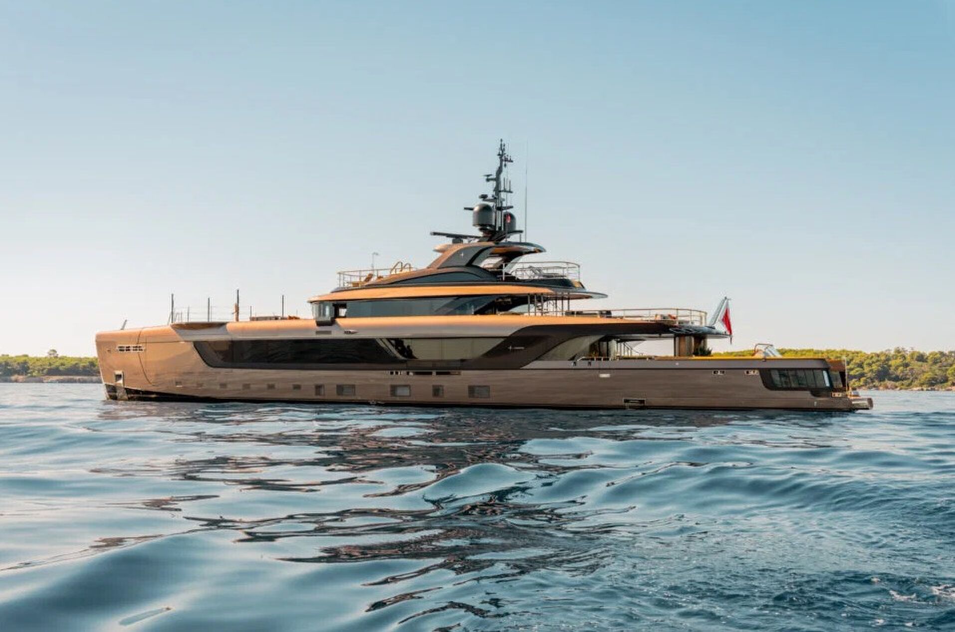De zijkant van het Raja²-superjacht van Admiral Yachts