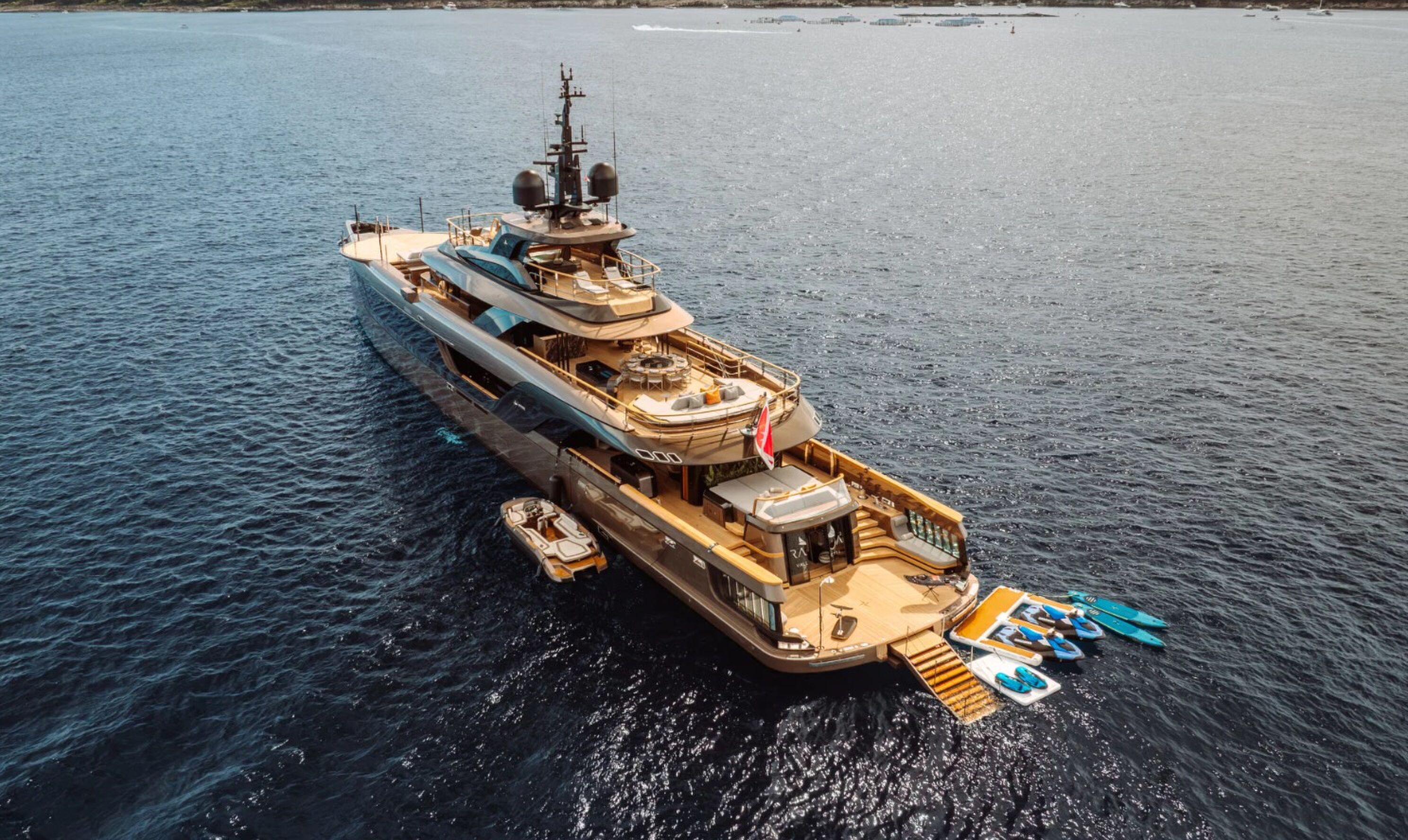 Het Raja²-superjacht van Admiral Yachts van boven