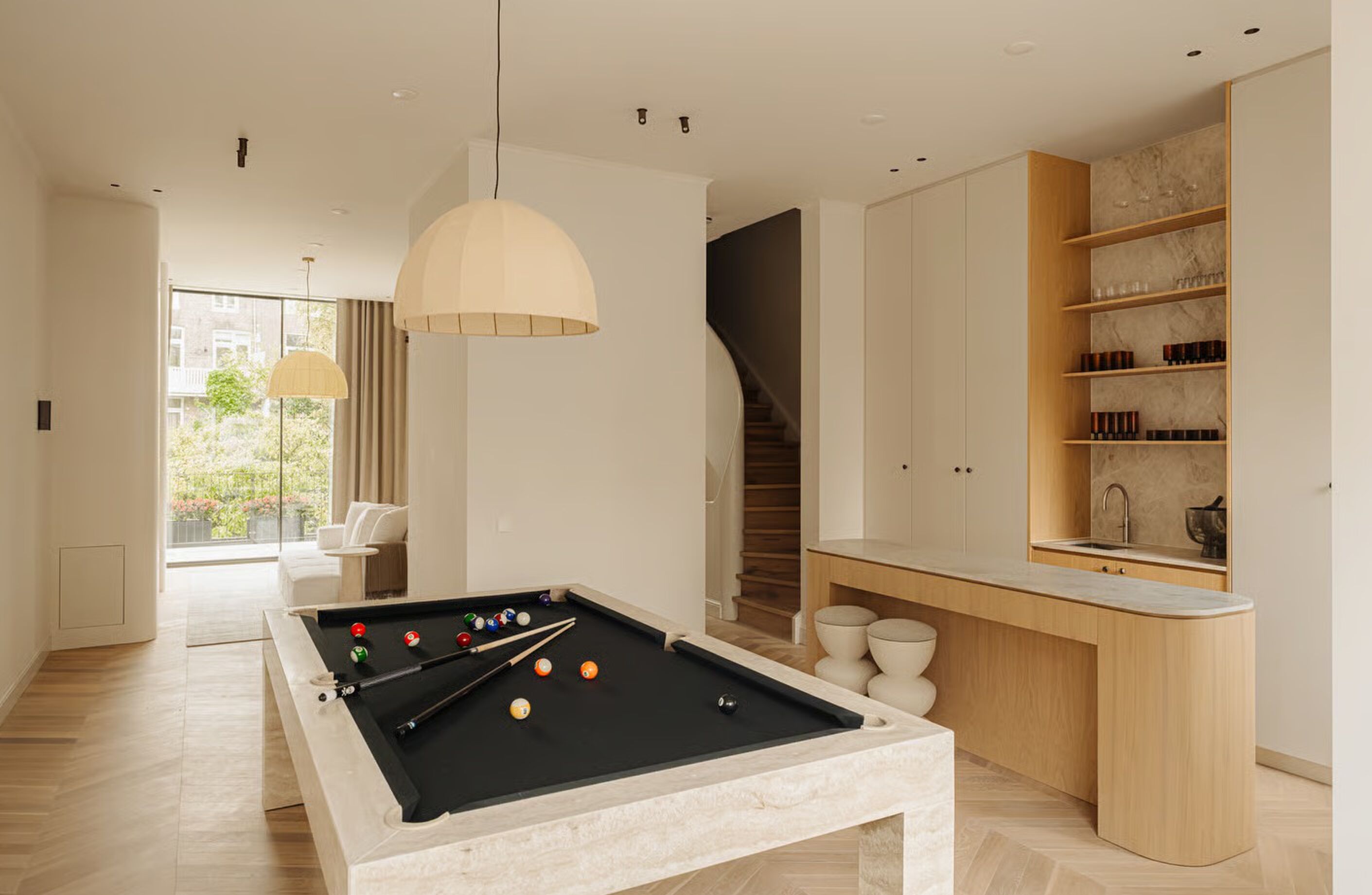 De living van het herenhuis aan de Van Eeghenstraat in Amsterdam