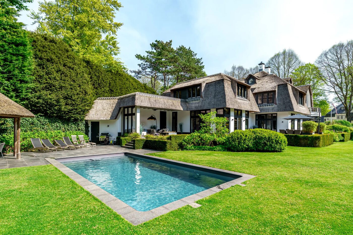 Het zwembad bij de villa in Aerdenhout