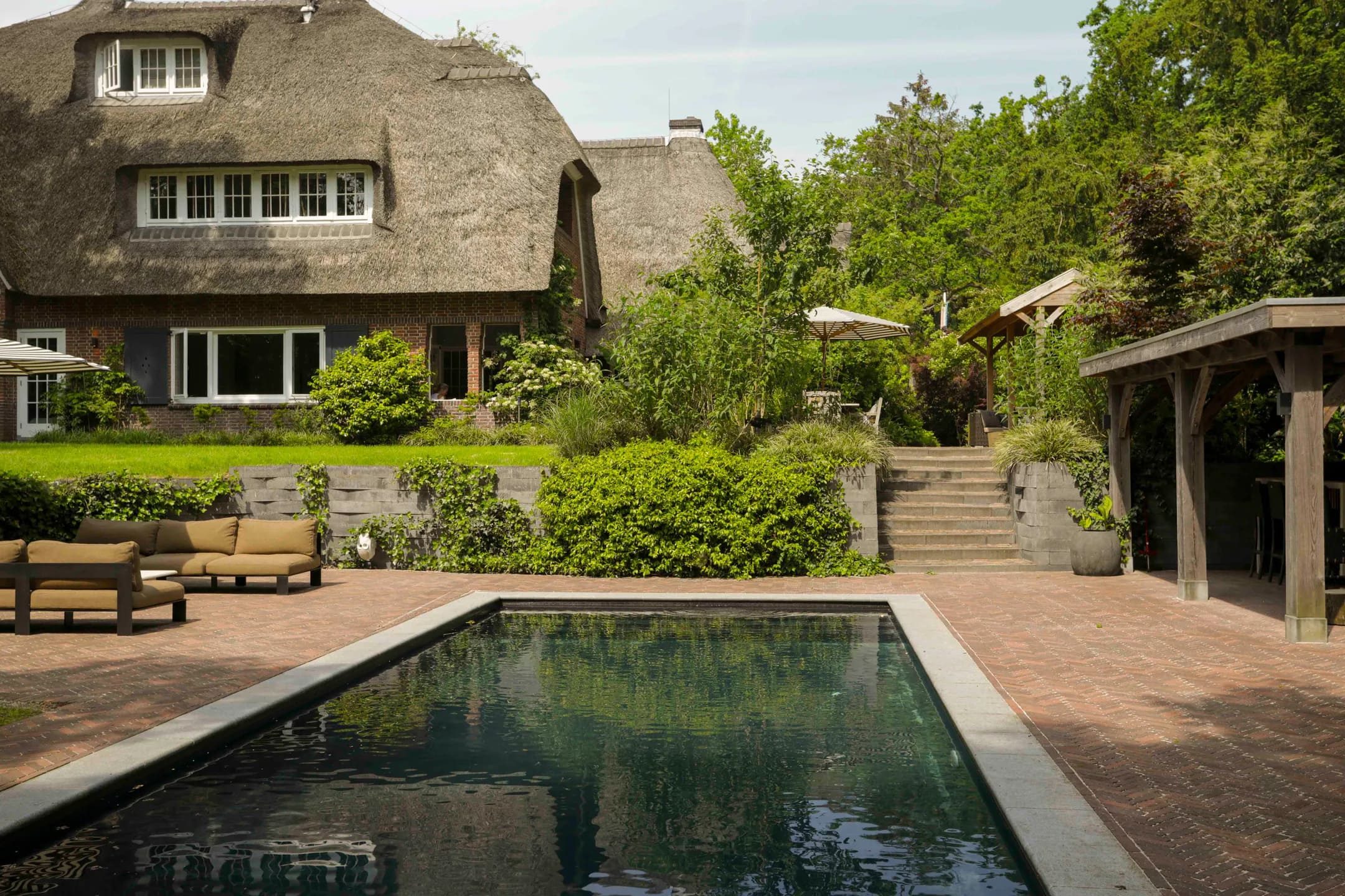 Het zwembad bij de villa in Heemstede