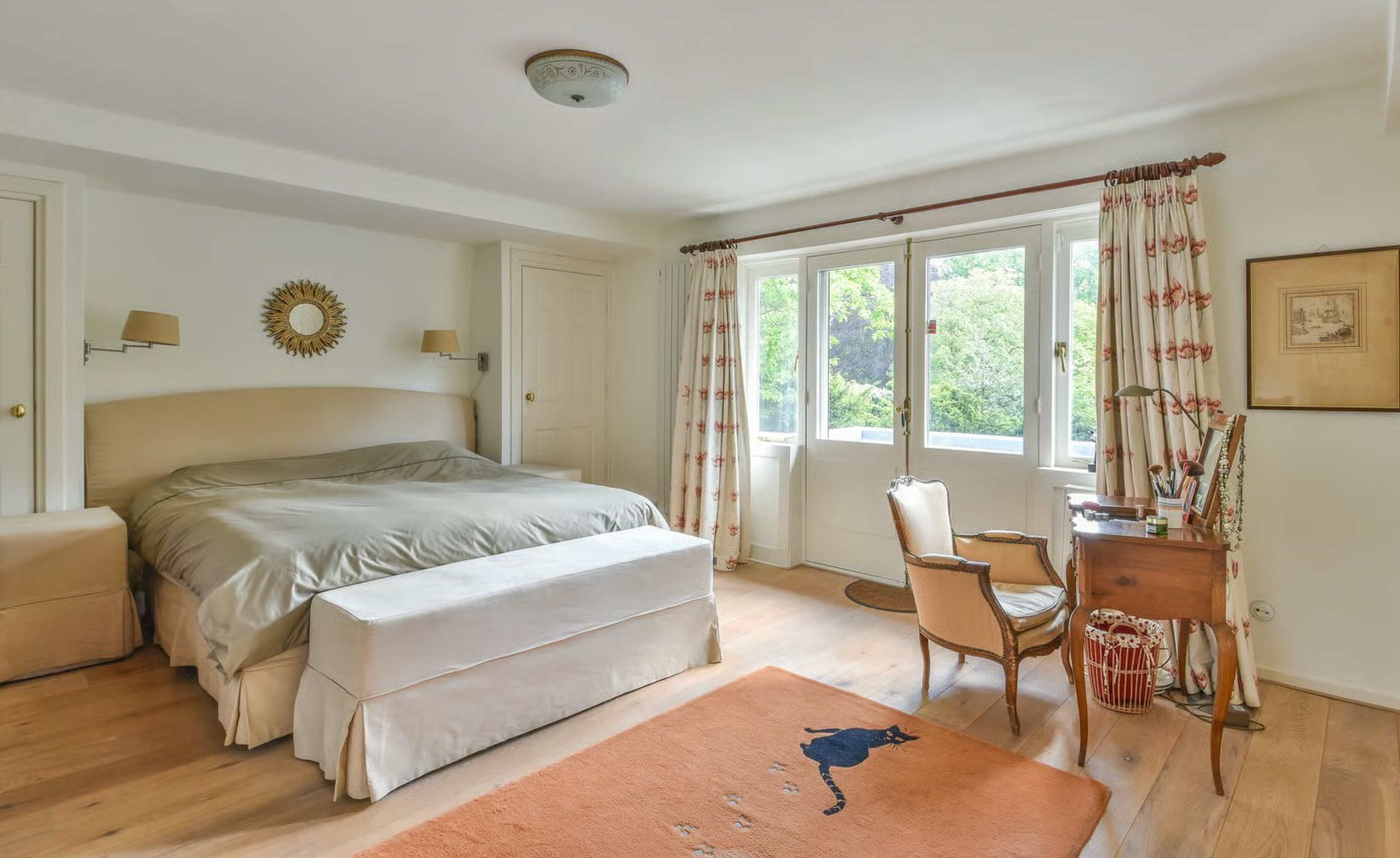 De slaapkamer in het landhuis van Liz Snoijink in Blaricum