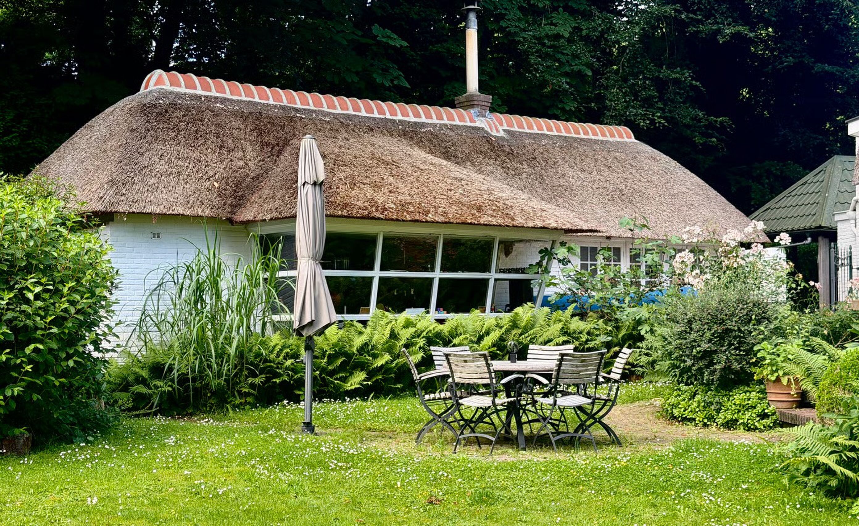 Het bijgebouw bij het landhuis van Liz Snoijink in Blaricum