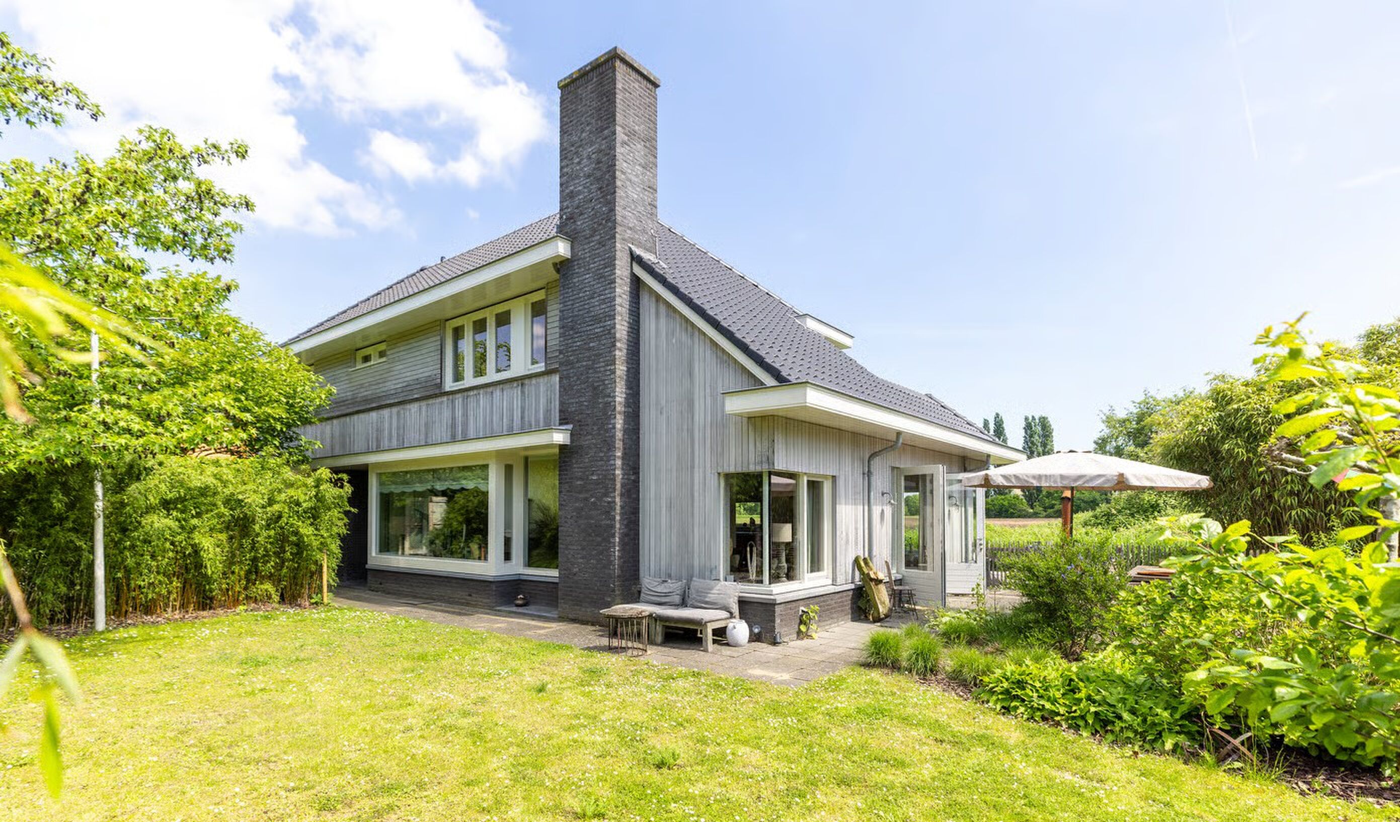 Oud-Ajacied en Oranje-international (62) wil bijna € 2 miljoen voor prachtige Gooische villa aan het